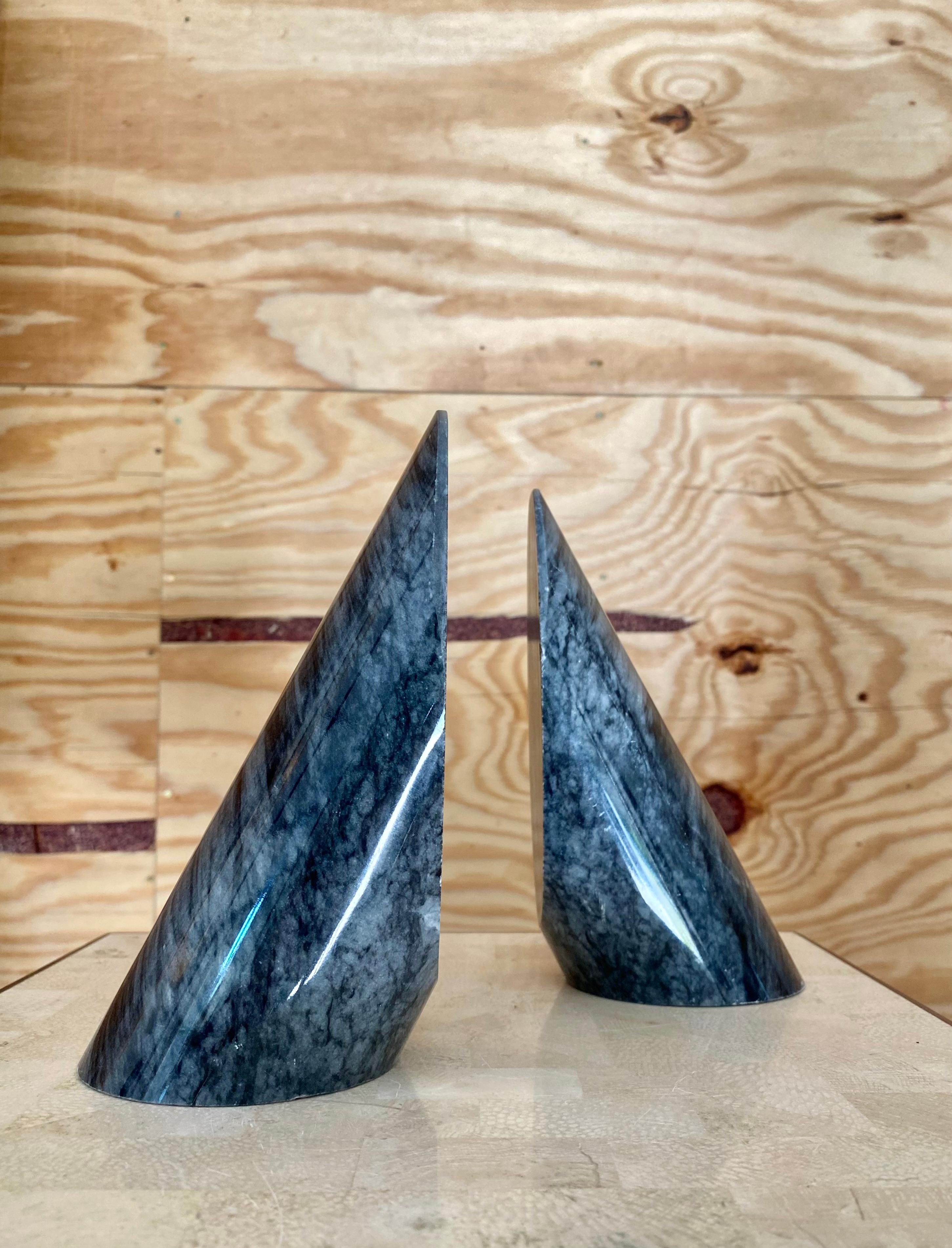Inconnu Paire de serre-livres sculpturaux postmodernes en marbre en vente