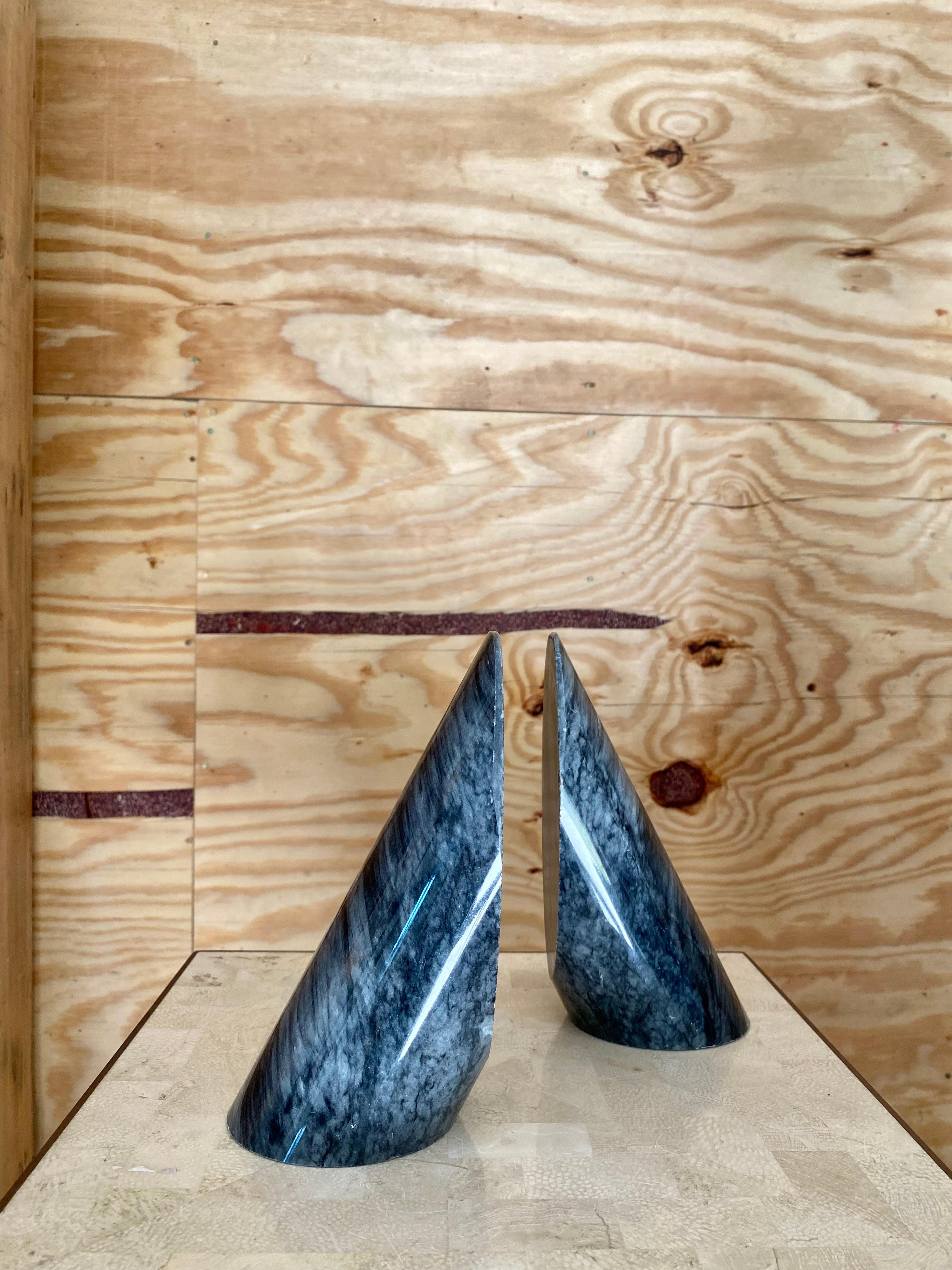 Paire de serre-livres sculpturaux postmodernes en marbre Bon état - En vente à Round Top, TX