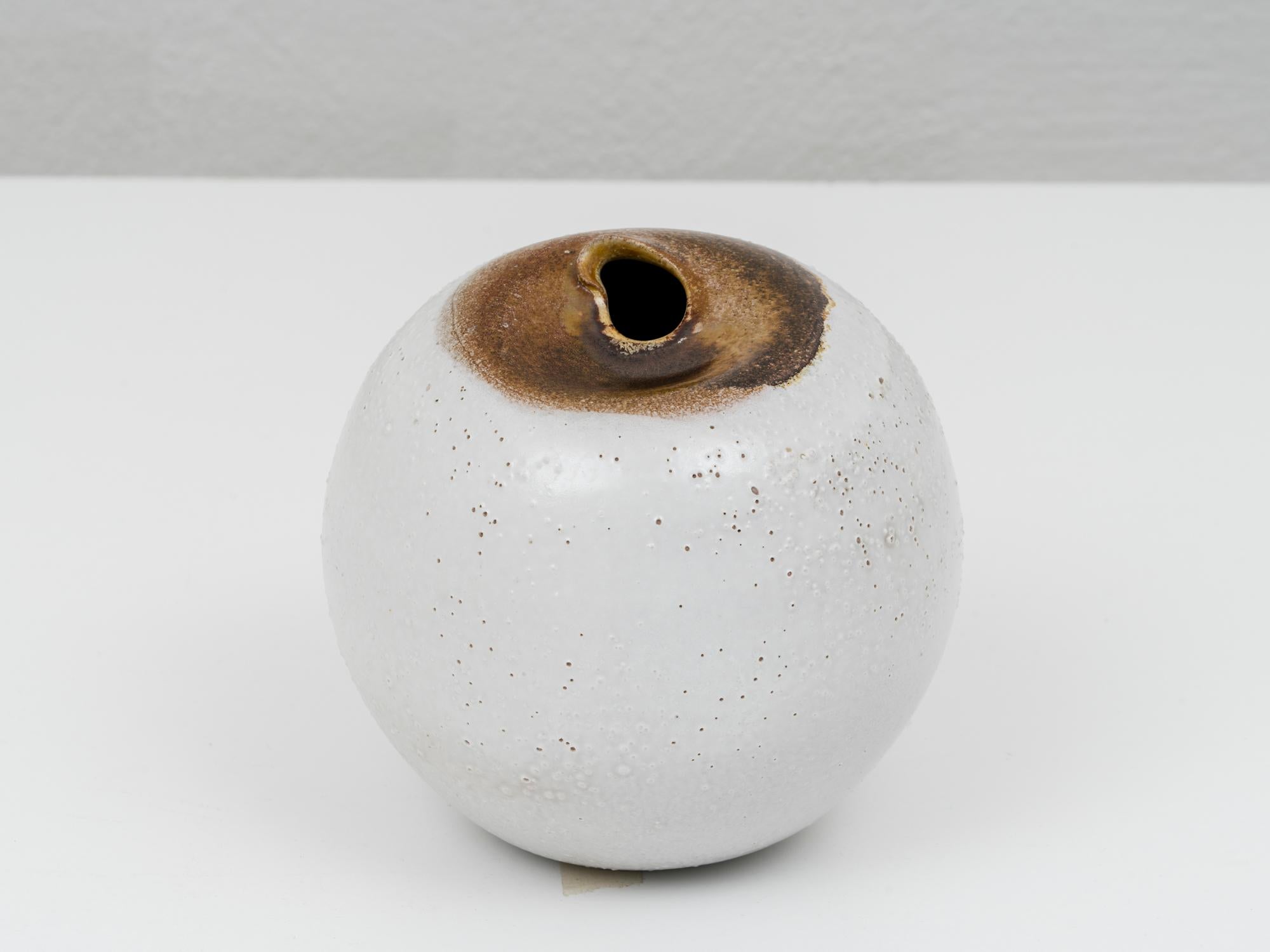 Vase postmoderne en céramique de Pino Castagna, dans les tons blanc et brun, avec une finition tactile et des bulles de cuisson créées à dessein. Cette pièce a été fabriquée dans le laboratoire de l'artiste à Costermano, près du lac de Garde, dans