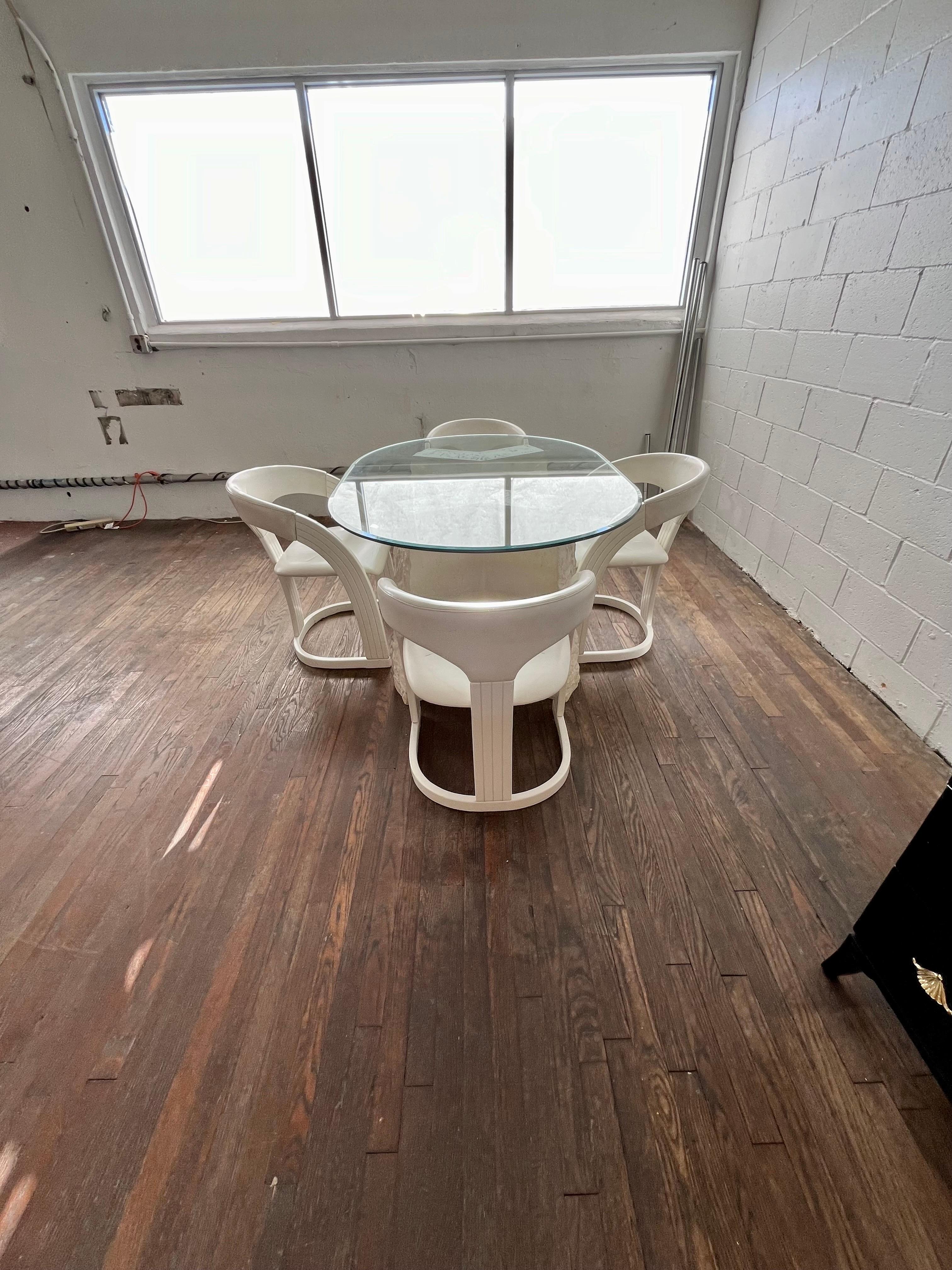 Postmoderne Table de salle à manger sculpturale postmoderne en plâtre et verre et 4 chaises laquées Italie en vente