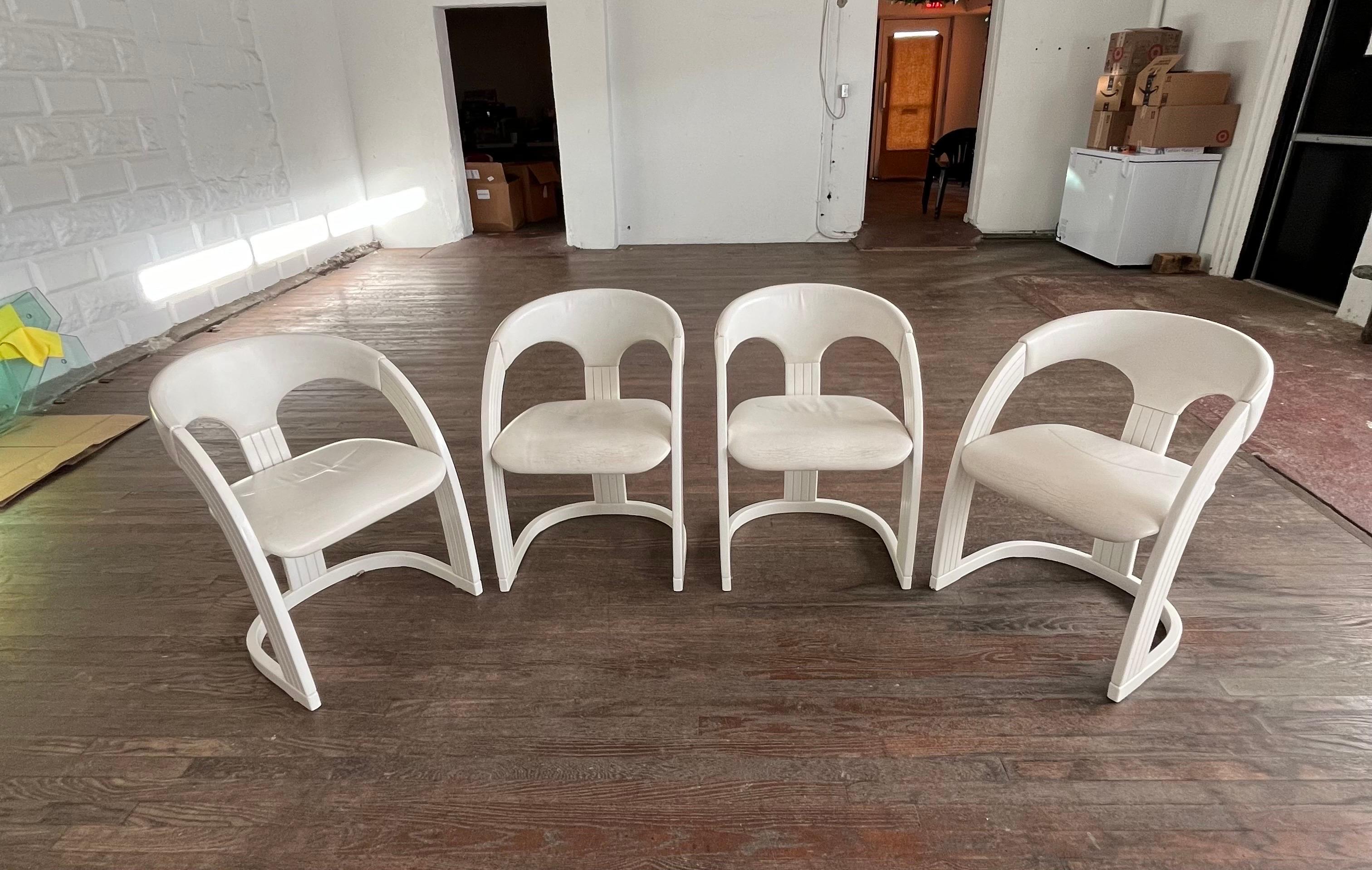 italien Table de salle à manger sculpturale postmoderne en plâtre et verre et 4 chaises laquées Italie en vente