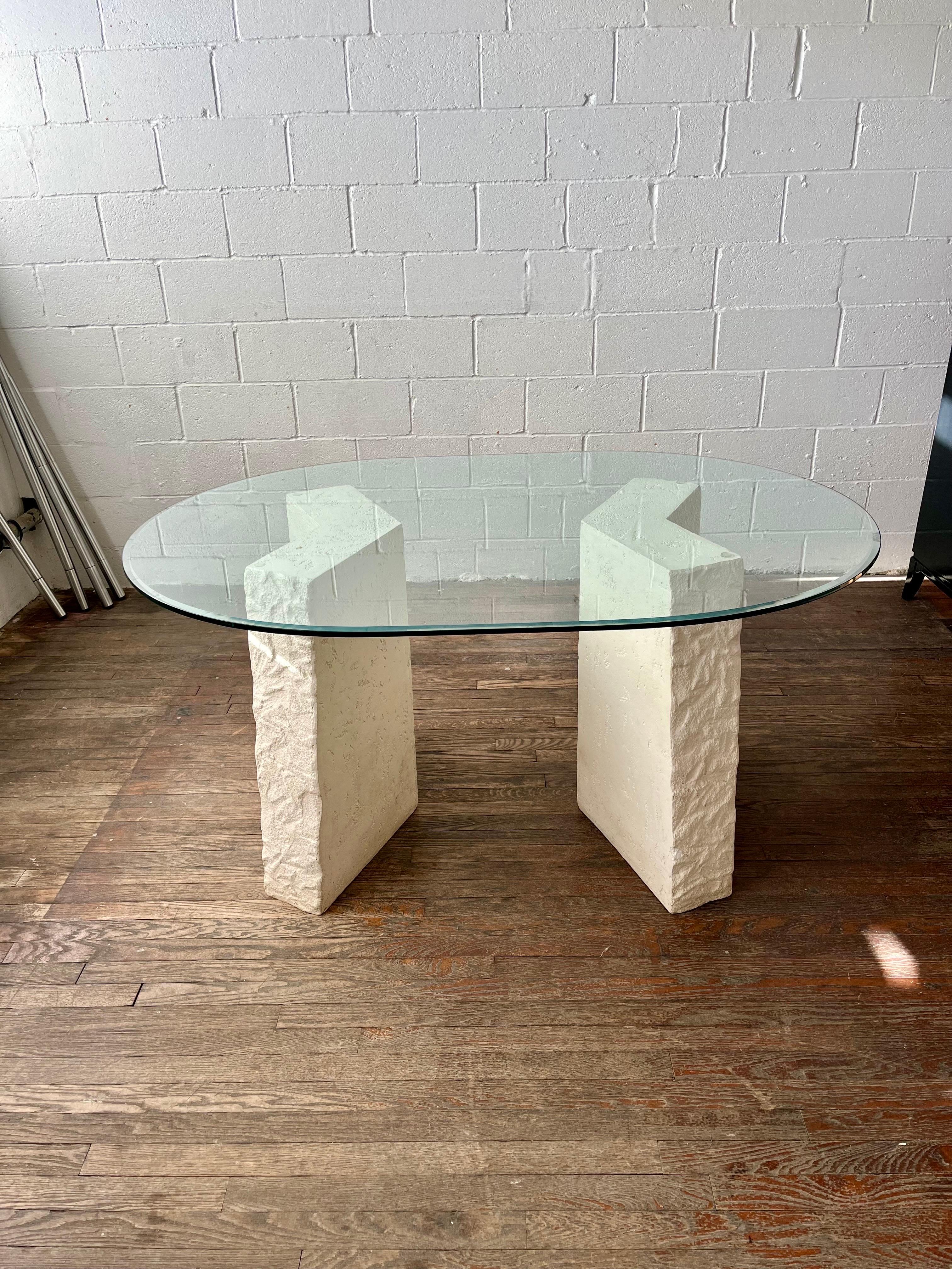 Table de salle à manger sculpturale postmoderne en plâtre et verre et 4 chaises laquées Italie Bon état - En vente à W Allenhurst, NJ