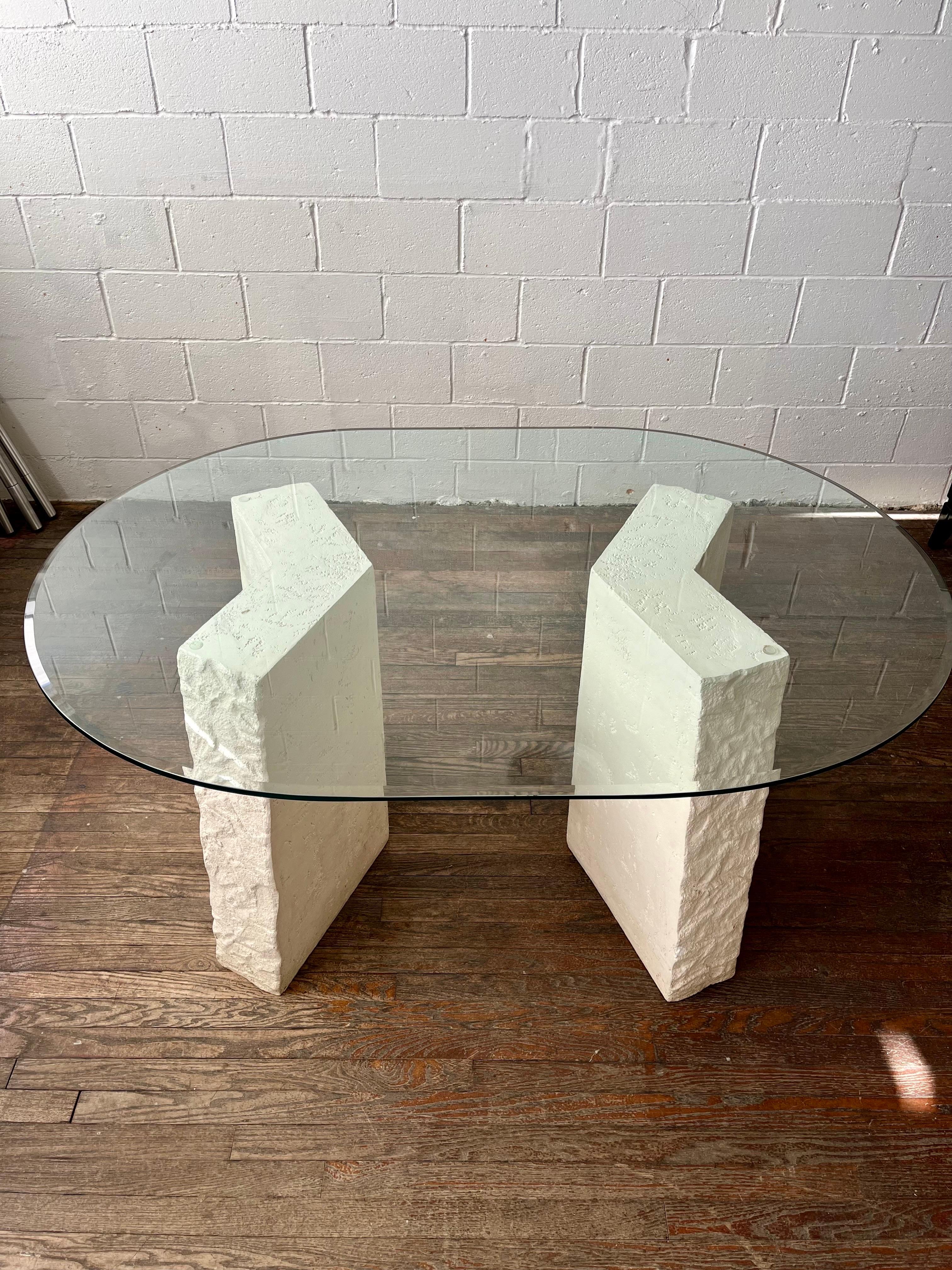 Postmoderne Table de salle à manger postmoderne en plâtre et verre en vente