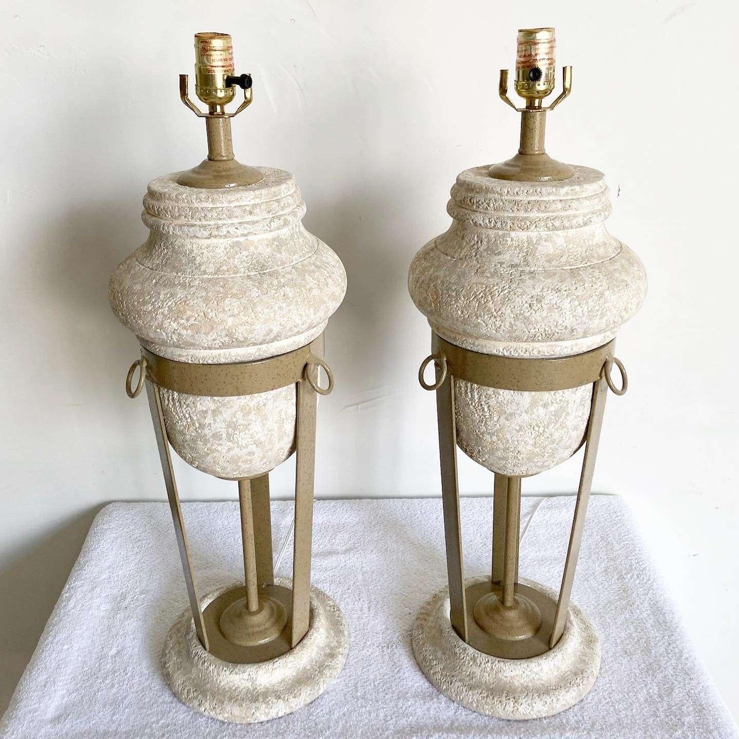 Postmoderne skulpturale Tischlampen aus Gips und Metall – ein Paar (amerikanisch) im Angebot