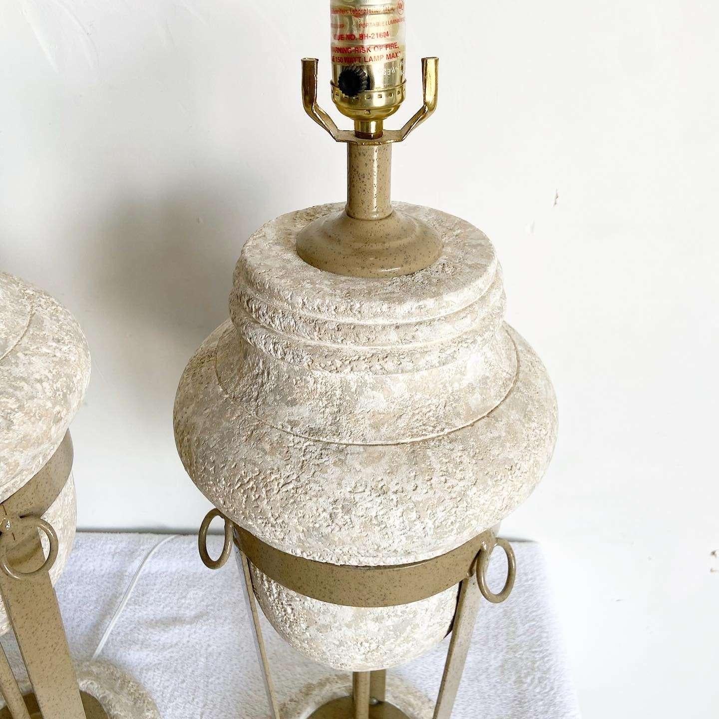 Postmoderne skulpturale Tischlampen aus Gips und Metall – ein Paar (Keramik) im Angebot