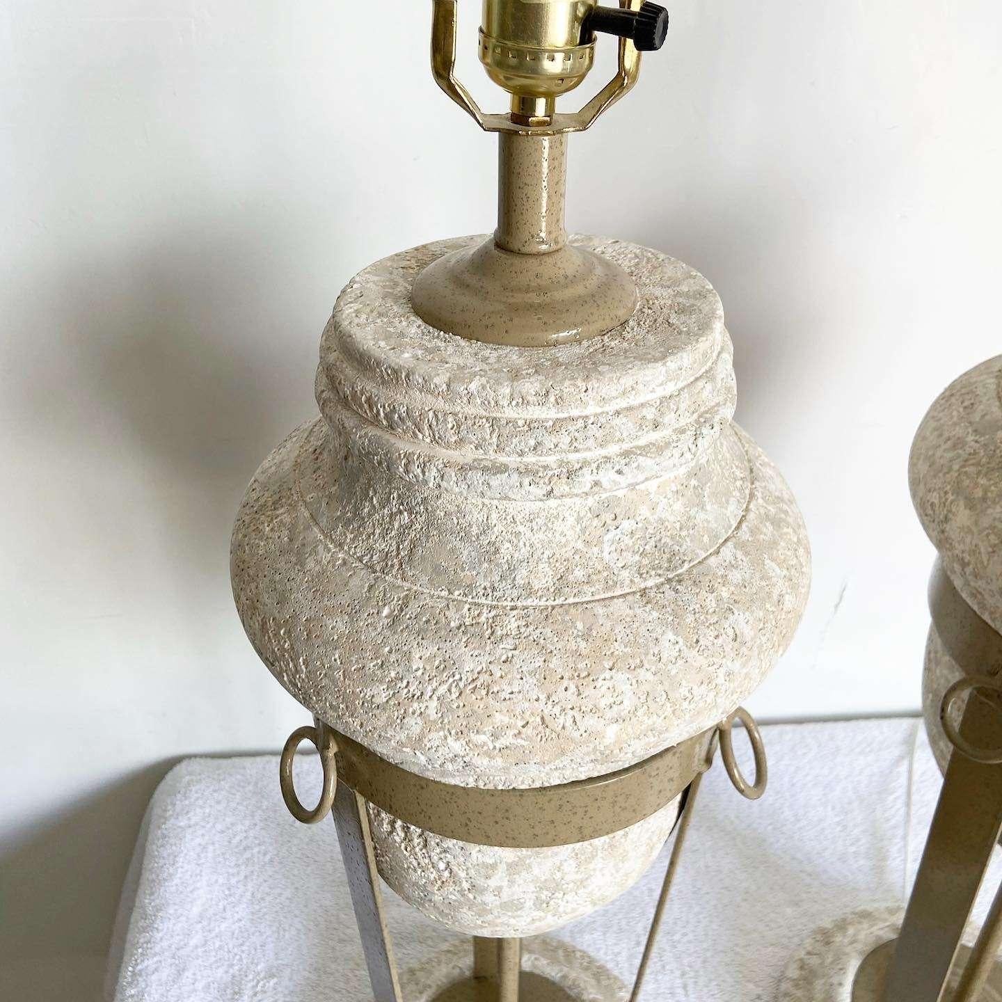 Postmoderne skulpturale Tischlampen aus Gips und Metall – ein Paar im Angebot 1