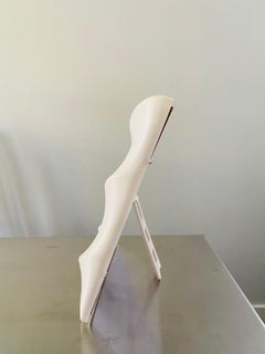 Marco de fotos escultórico postmoderno de resina con forma ondulada