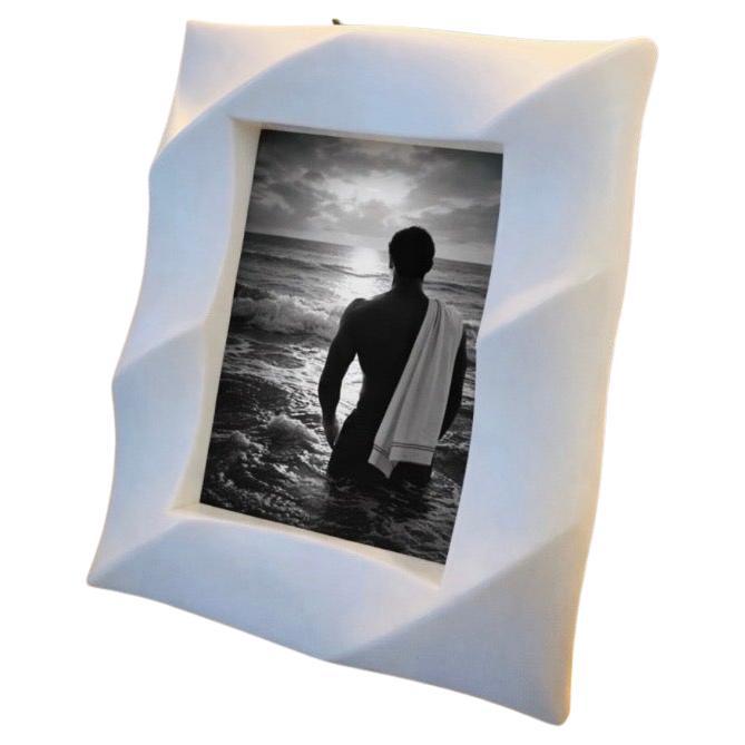 Portafoto scultoreo postmoderno in resina con forma di onda in vendita