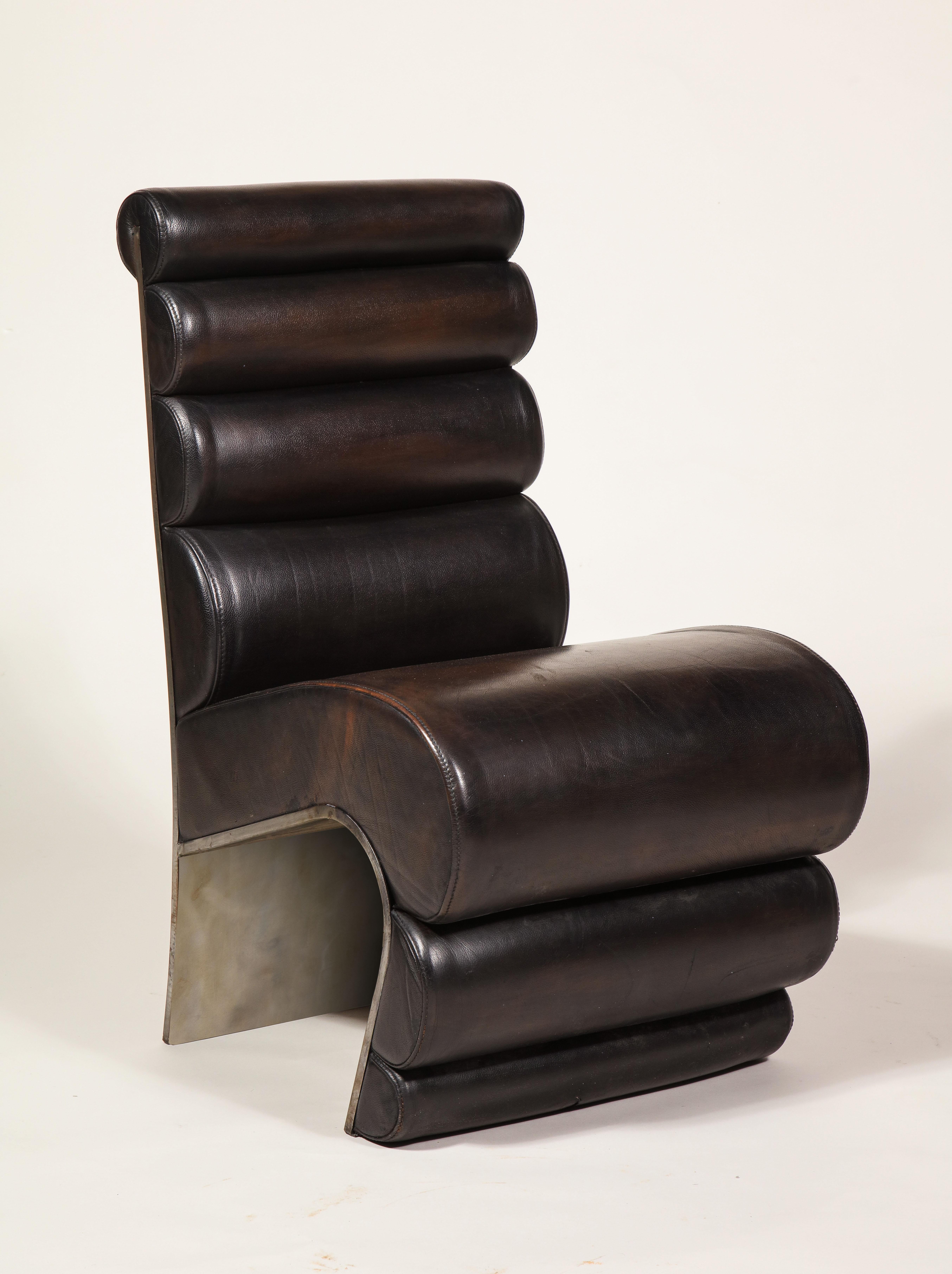 Postmoderne Paire de chaises postmodernes sculpturales françaises en acier et cuir marron, années 1980, France en vente