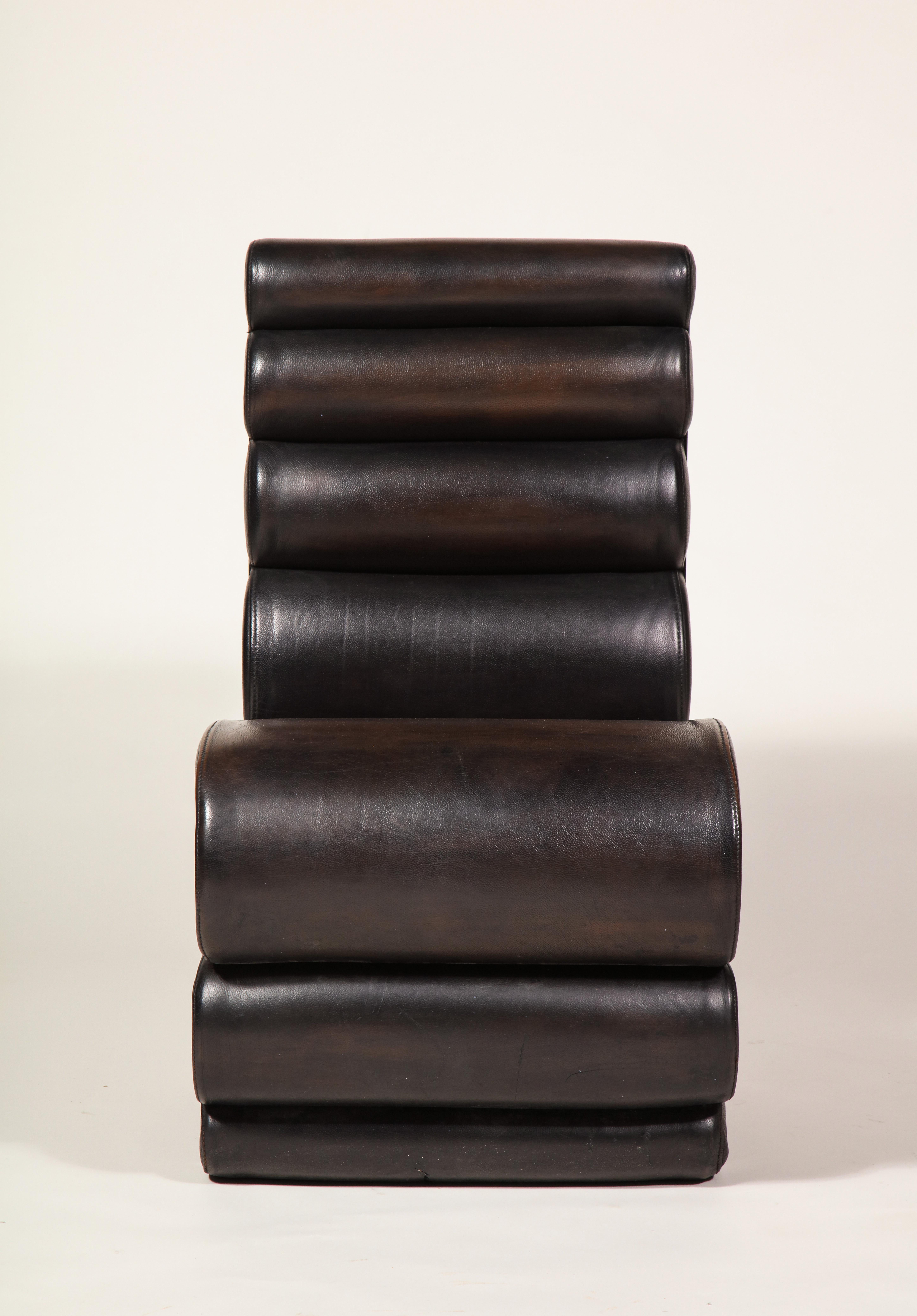 Paire de chaises postmodernes sculpturales françaises en acier et cuir marron, années 1980, France Bon état - En vente à New York, NY