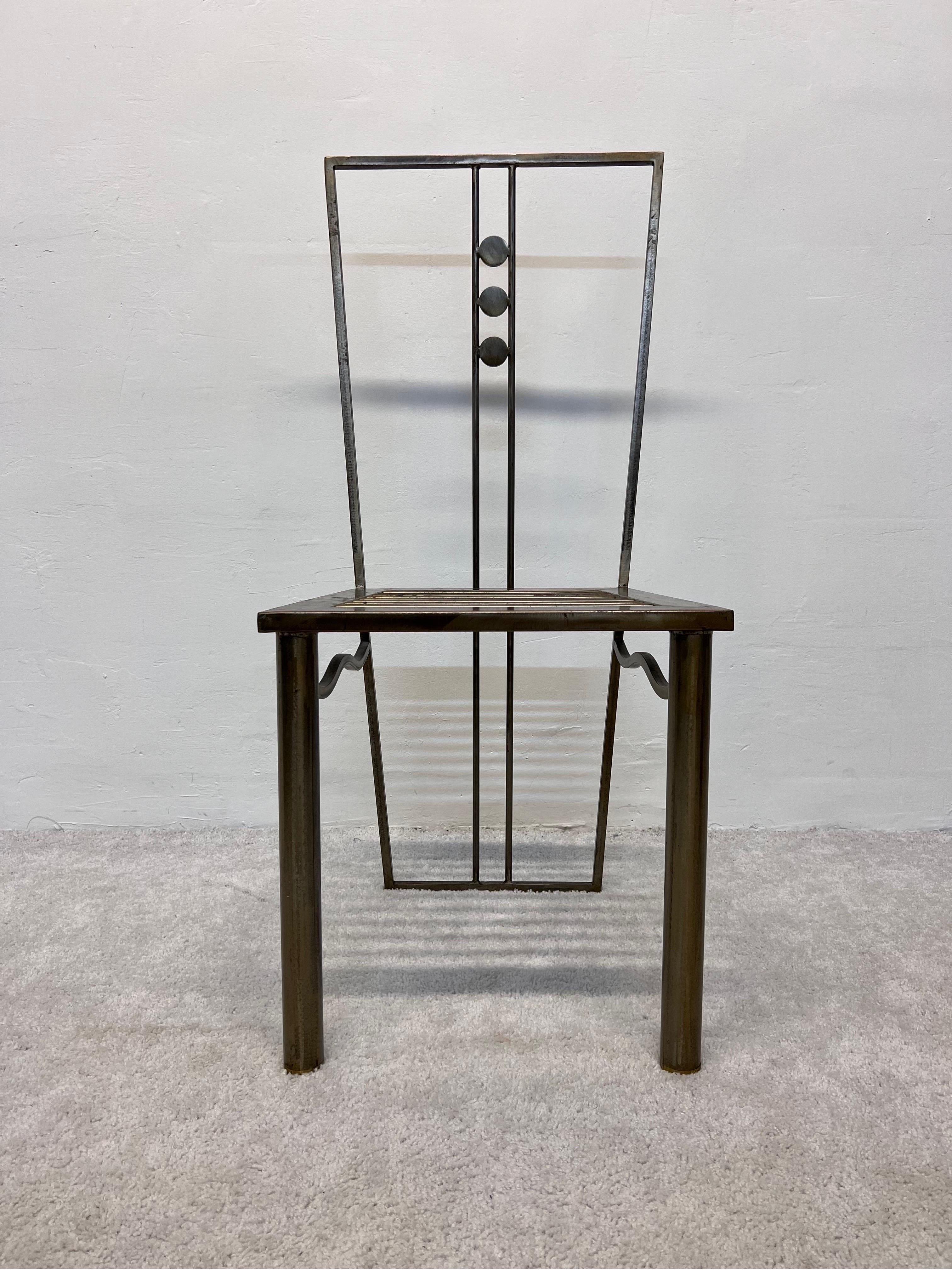 Chaise de salle à manger ou d'appoint postmoderne sculpturale en acier fabriquée en studio, années 1990 en vente 4