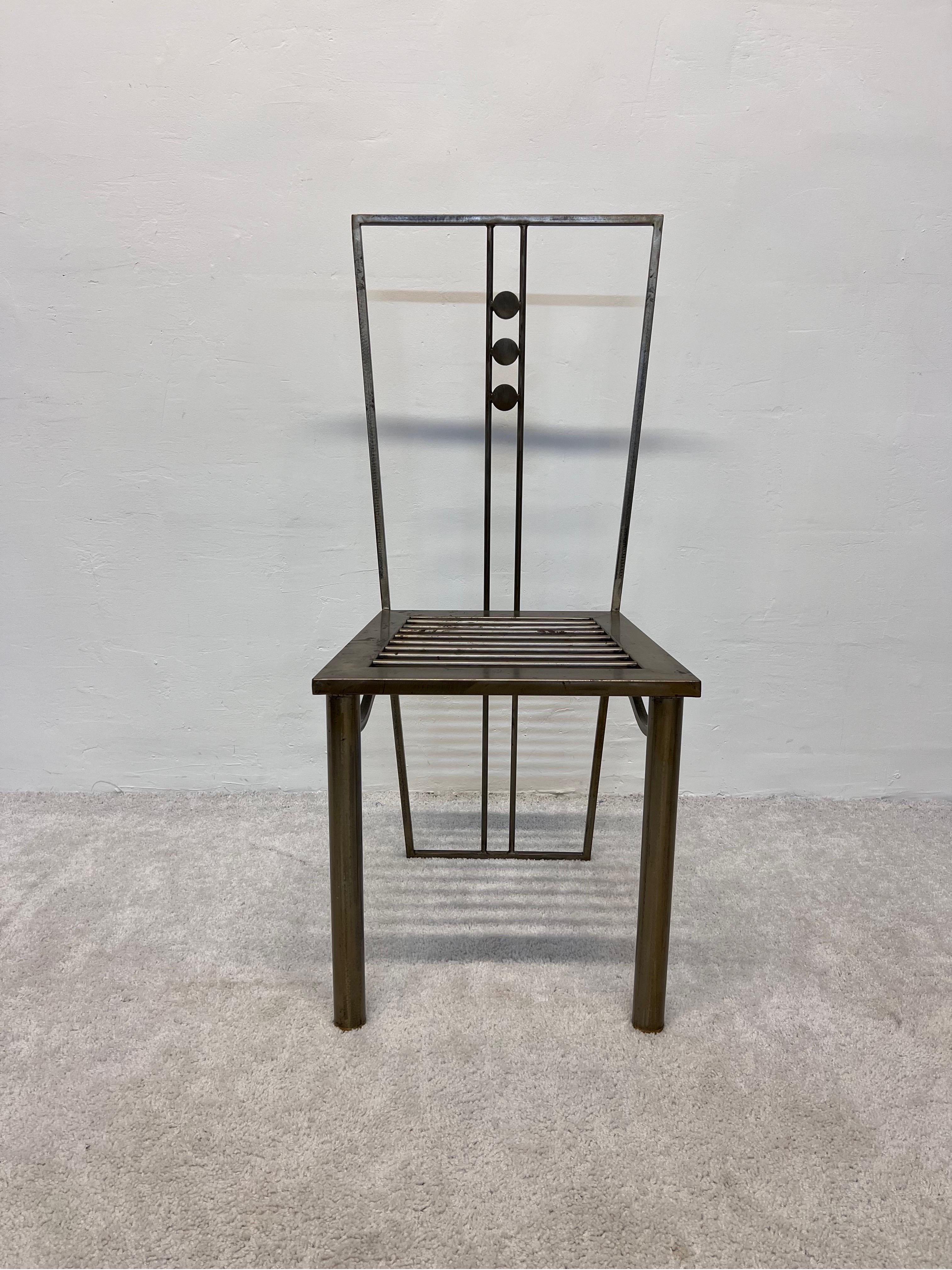 Chaise de salle à manger, d'appoint ou de bureau en acier soudé, conçue par un artiste postmoderne dans les années 1990.