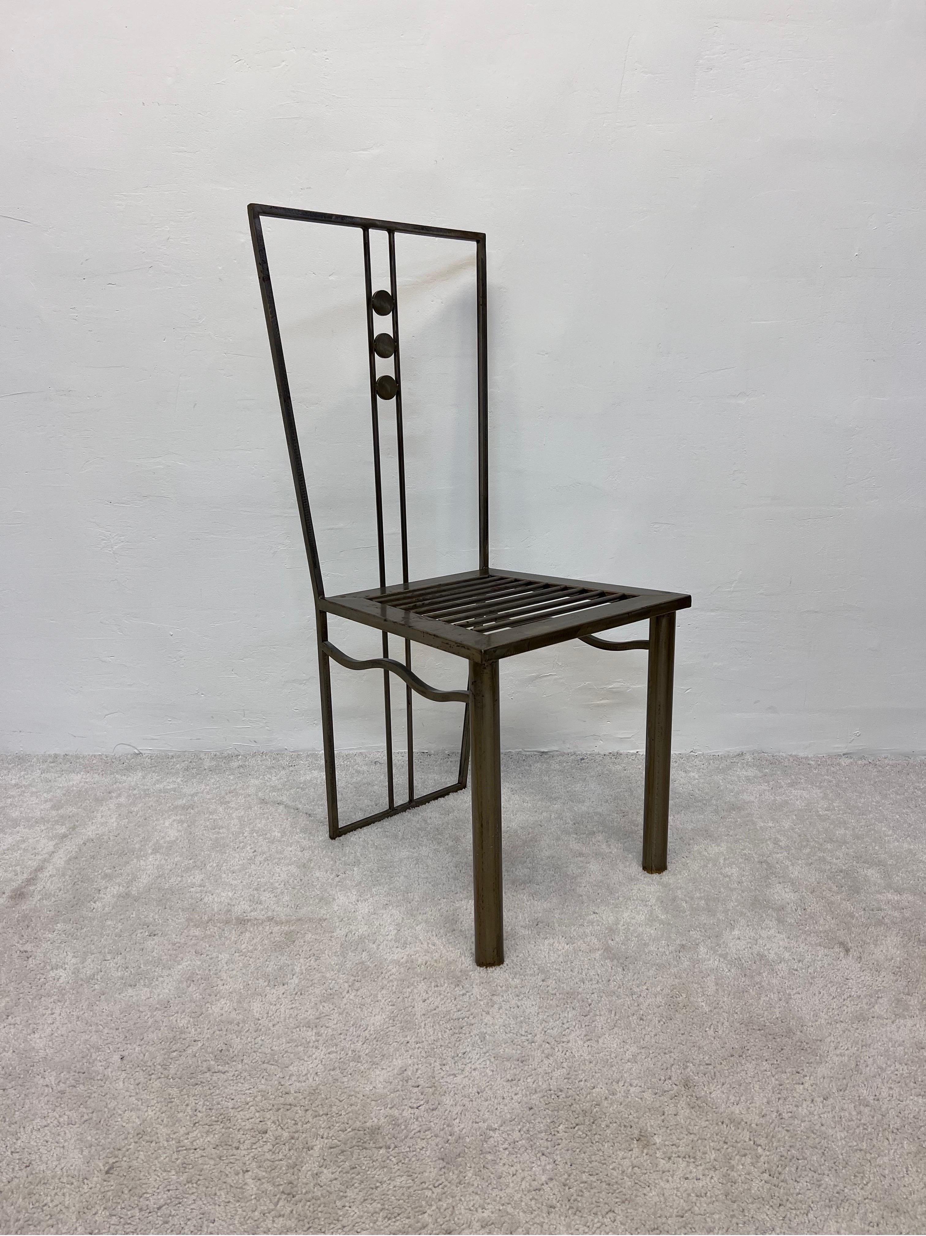 Postmoderne Chaise de salle à manger ou d'appoint postmoderne sculpturale en acier fabriquée en studio, années 1990 en vente