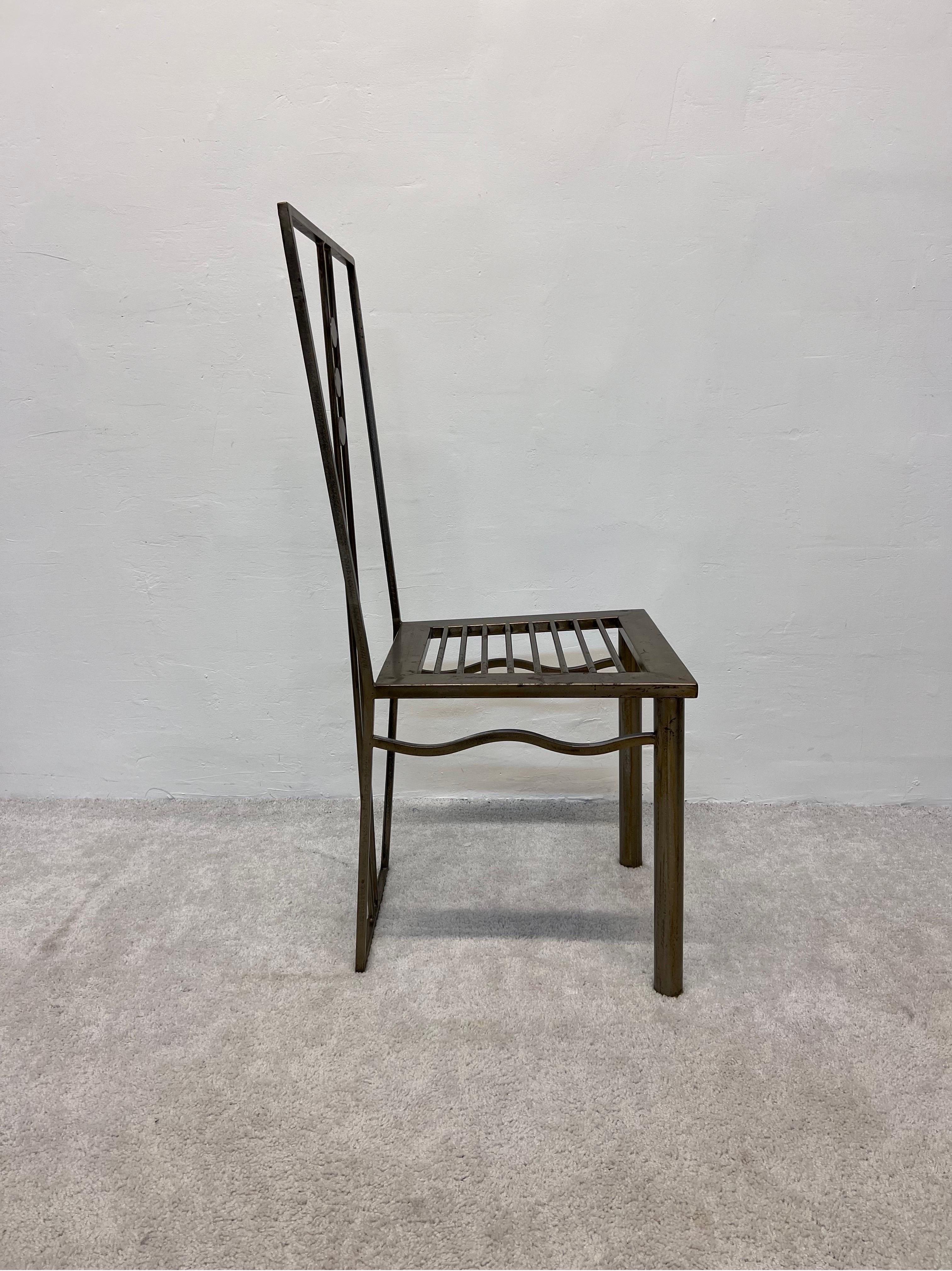 Américain Chaise de salle à manger ou d'appoint postmoderne sculpturale en acier fabriquée en studio, années 1990 en vente