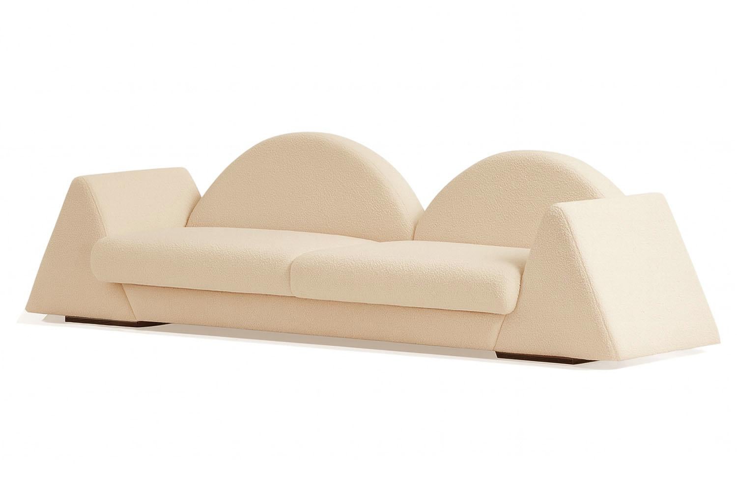 Spagnolo Divano scultoreo postmoderno in bouclé bianco Amanecer in vendita