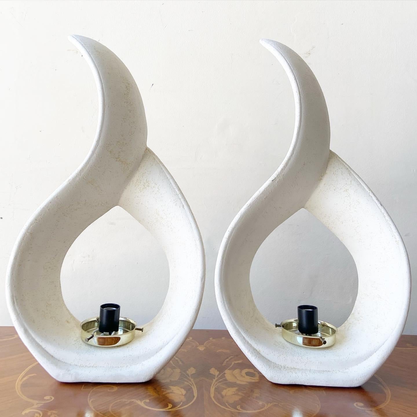 Fin du 20e siècle Lampes de table sculpturales postmodernes en céramique à flamme blanche en vente