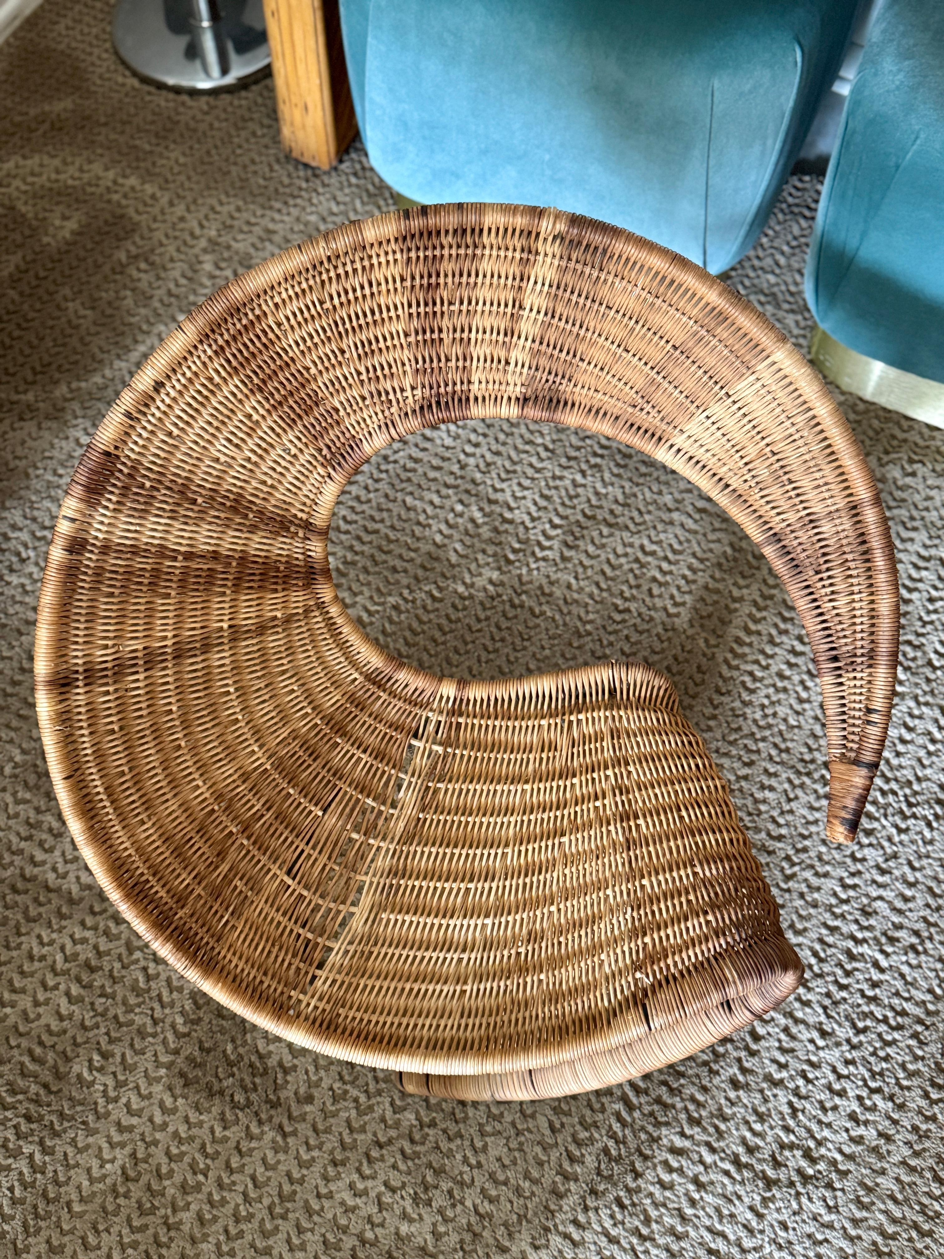 Sedia scultorea postmoderna 'Zest' progettata dal designer e artista francese Francois Liguori, circa anni '80.  La sedia è composta da rattan intrecciato sostenuto da una scultorea struttura in ferro battuto. Un design carismatico, forse pensato