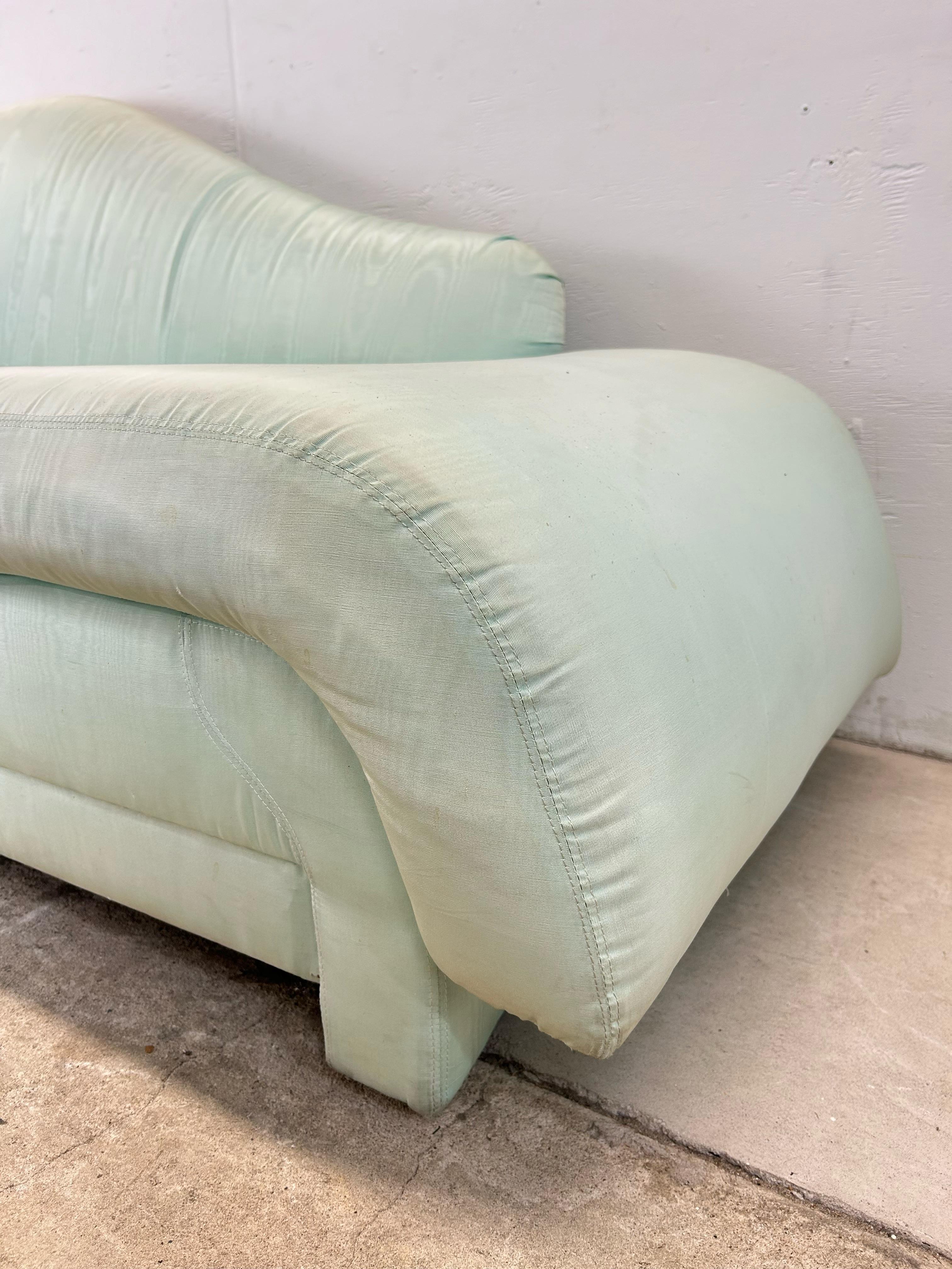 Chaise longue posmoderna espuma de mar verde en venta 3