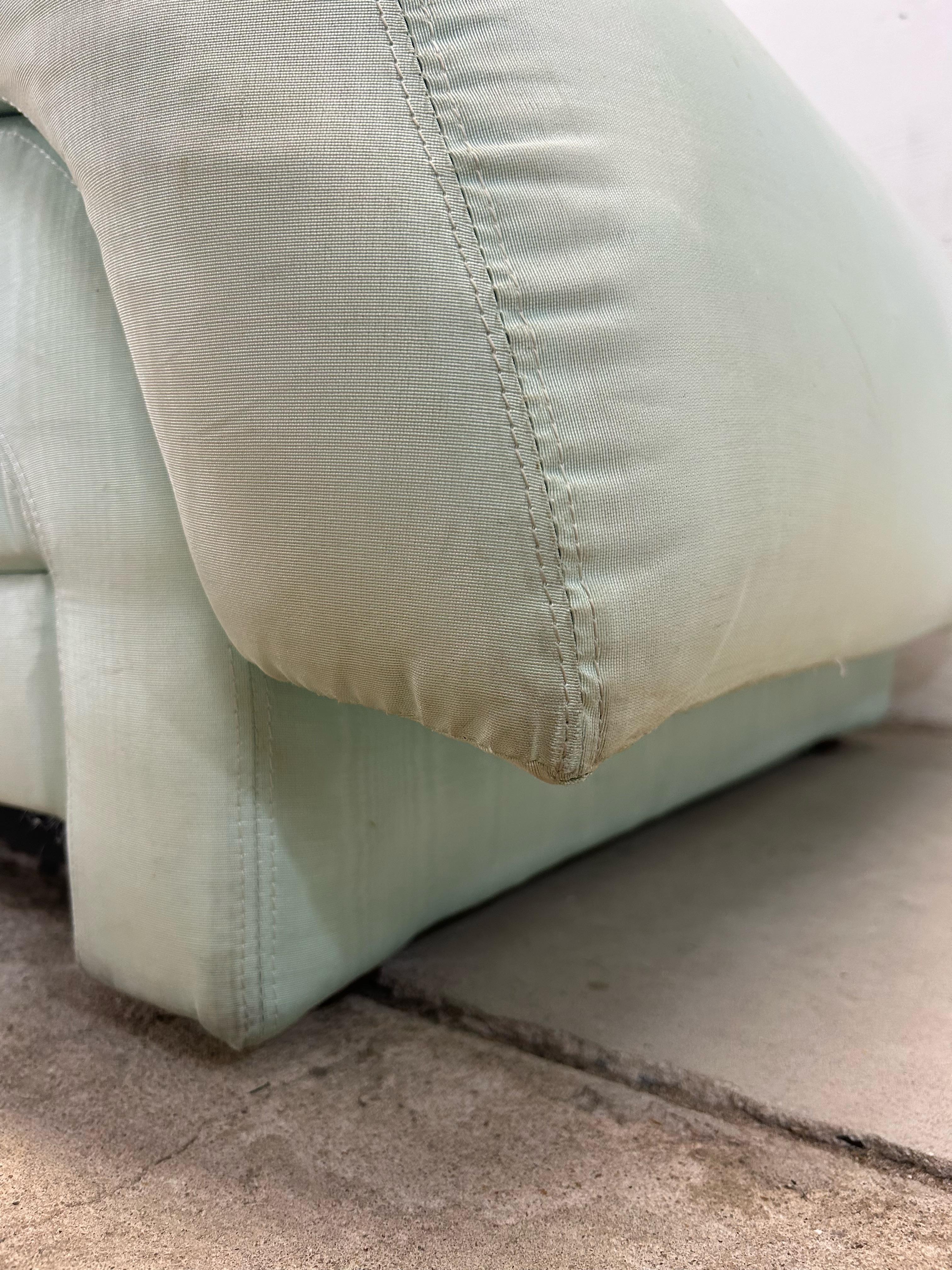 Chaise longue posmoderna espuma de mar verde en venta 4