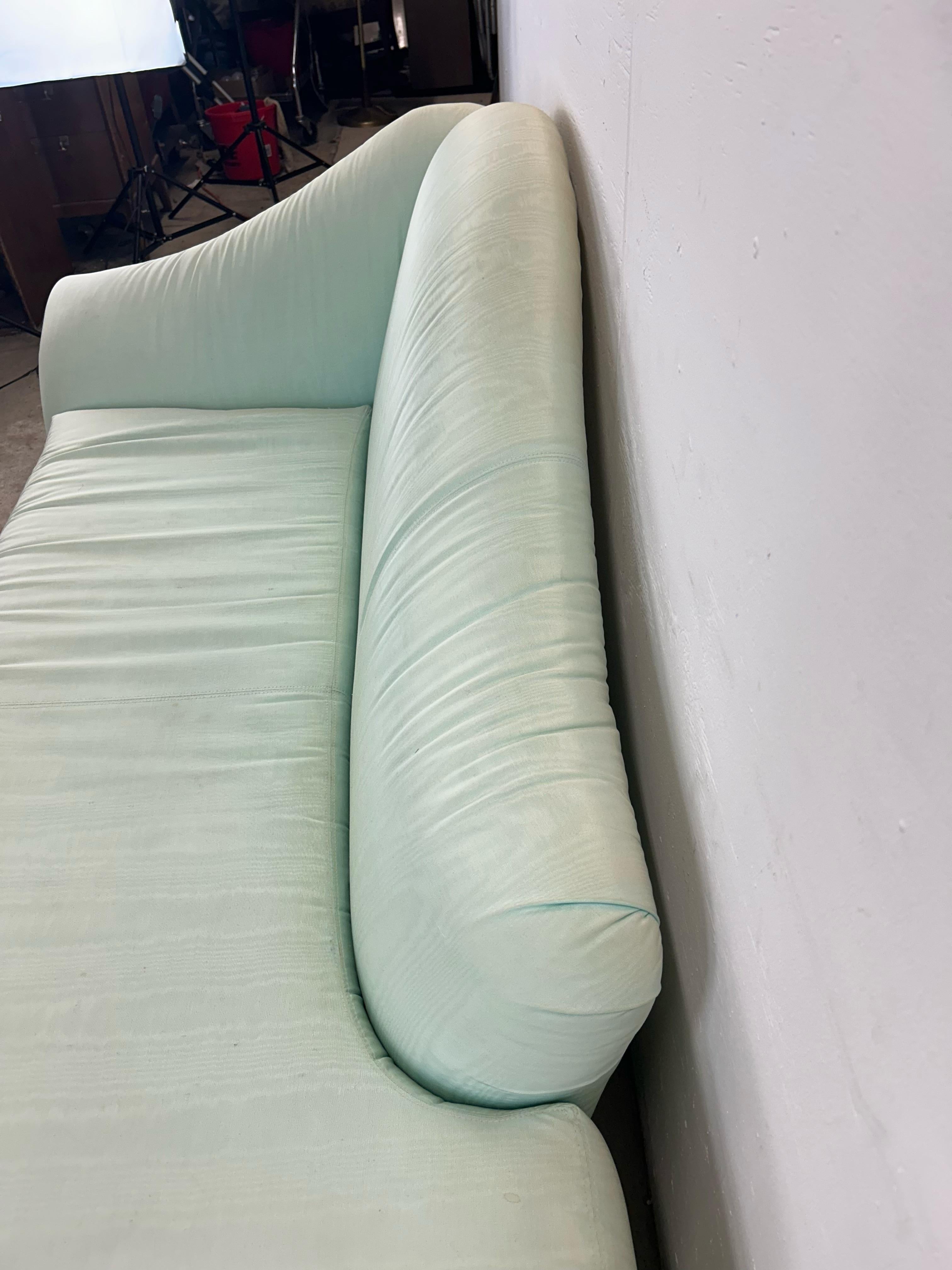 Chaise longue posmoderna espuma de mar verde en venta 6