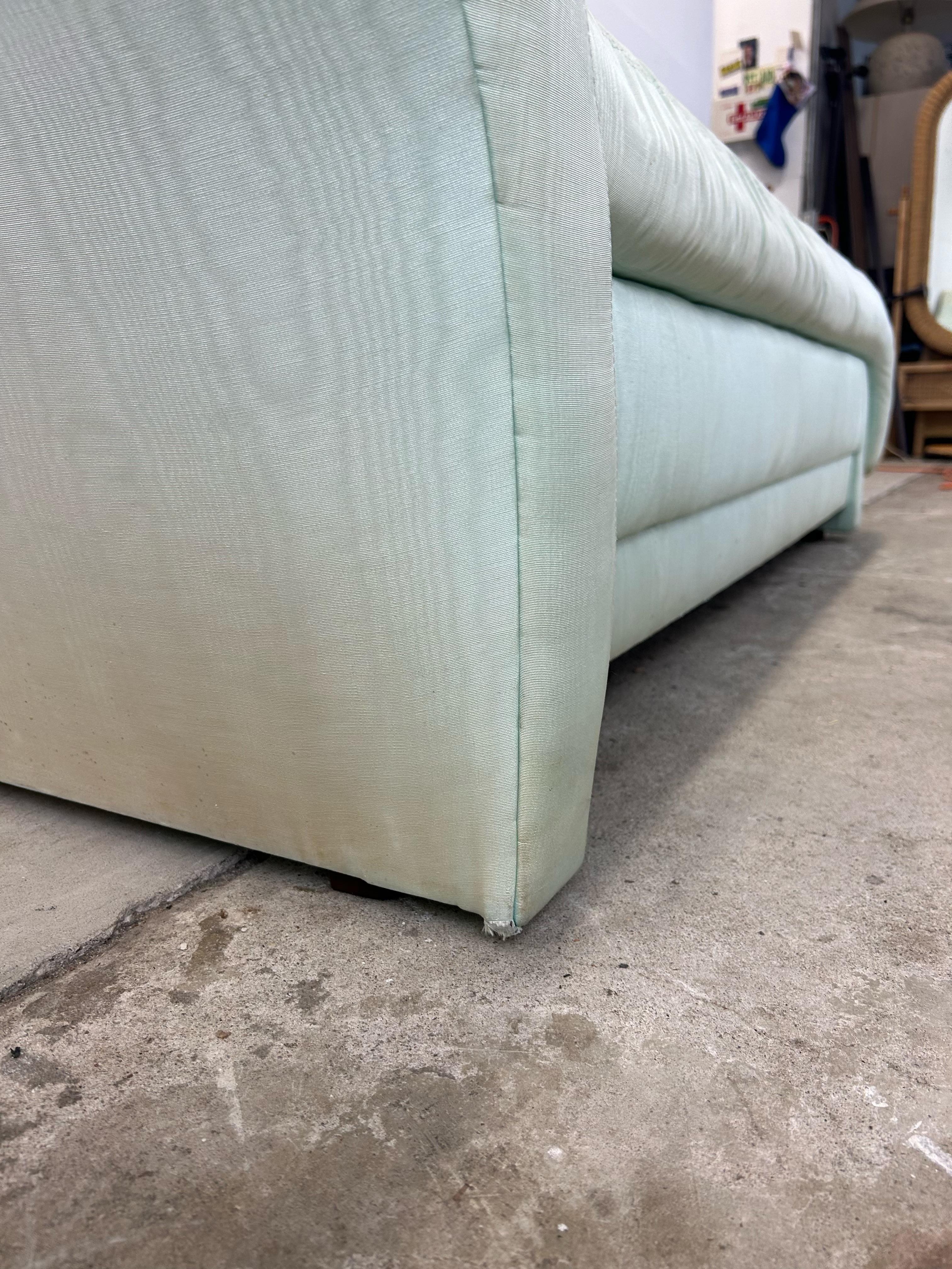 Chaise longue posmoderna espuma de mar verde en venta 10