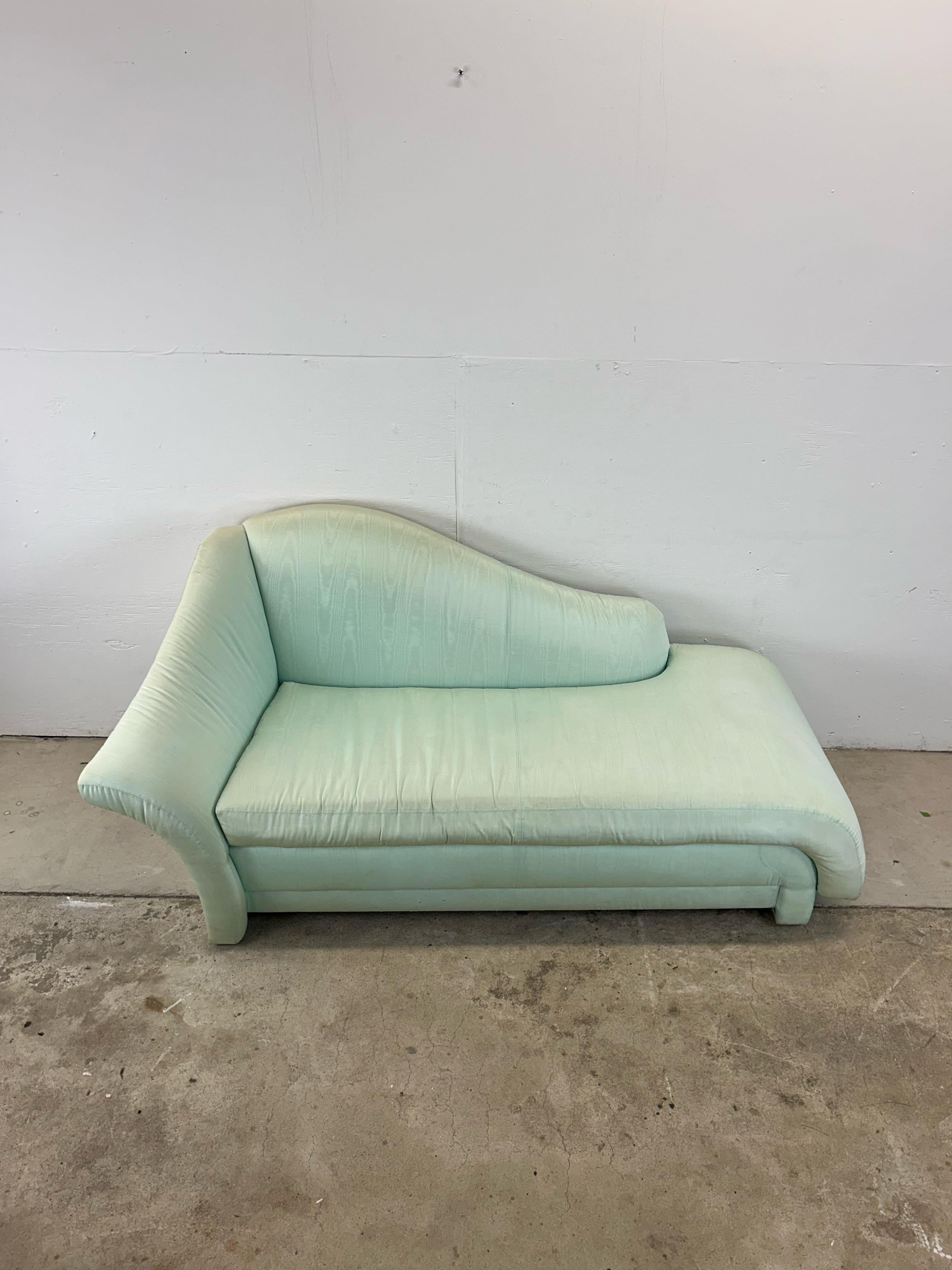 Chaise longue posmoderna espuma de mar verde Posmoderno en venta