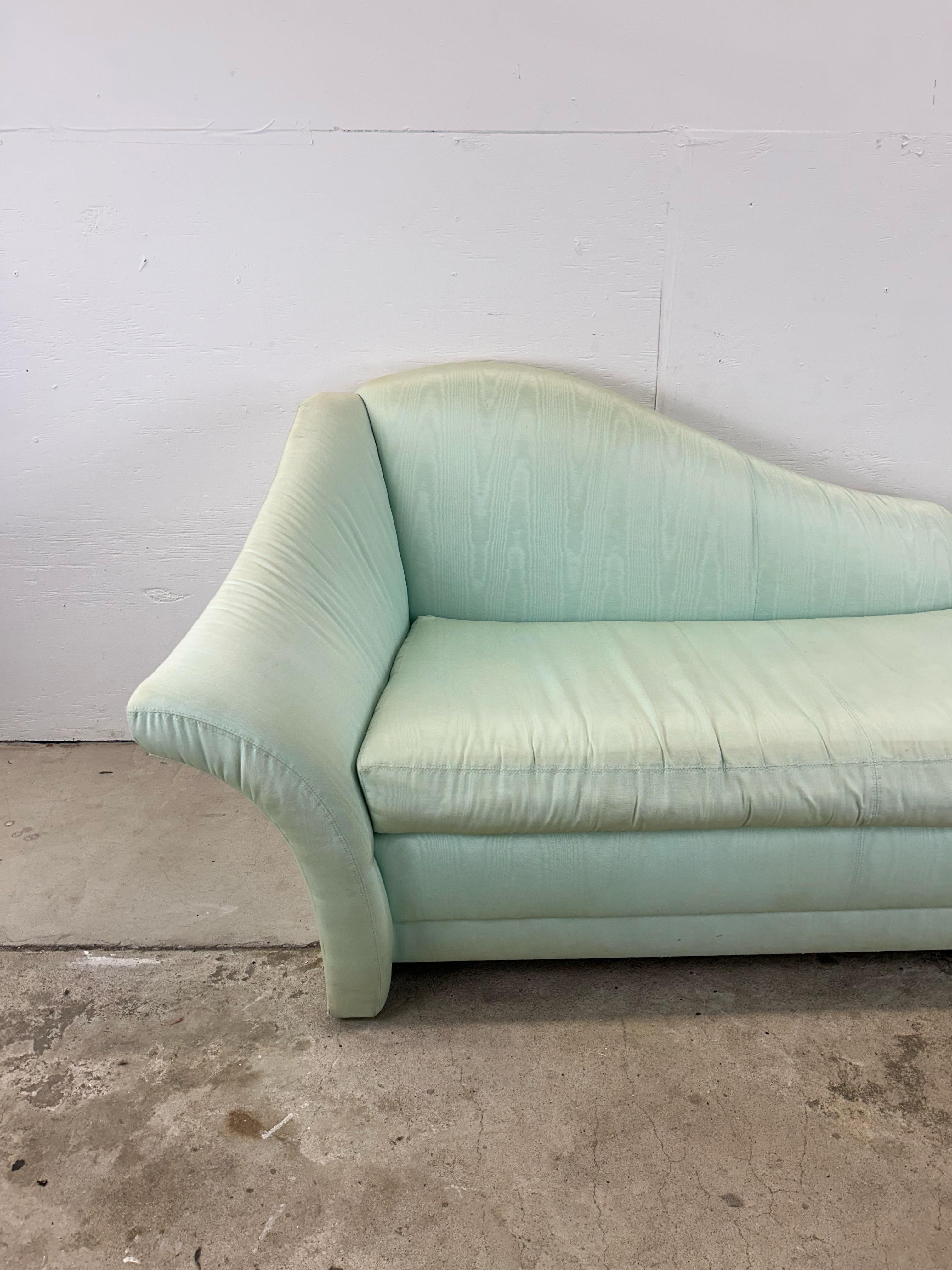 Chaise longue posmoderna espuma de mar verde Estadounidense en venta