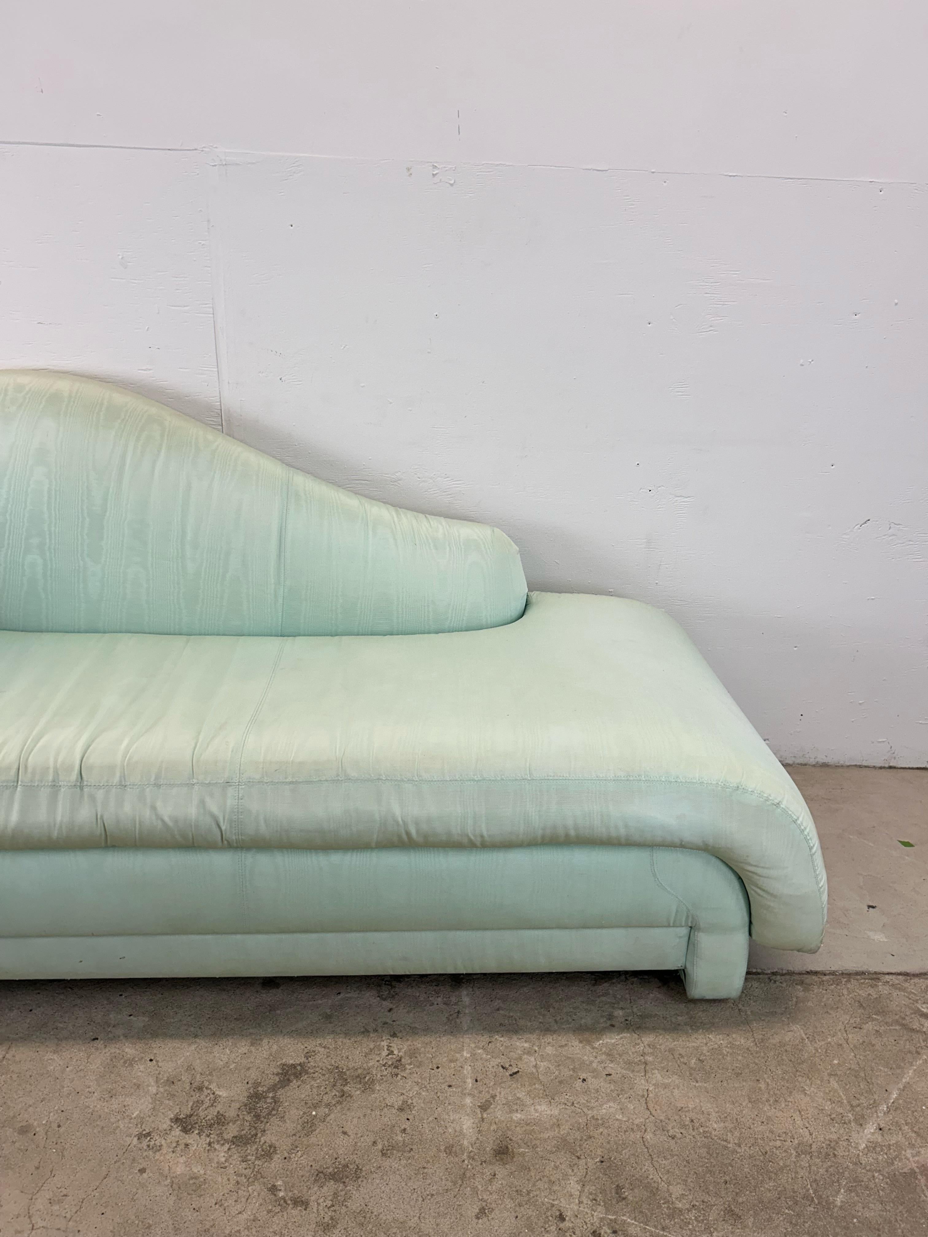 Chaise longue posmoderna espuma de mar verde en Bueno estado para la venta en Freehold, NJ