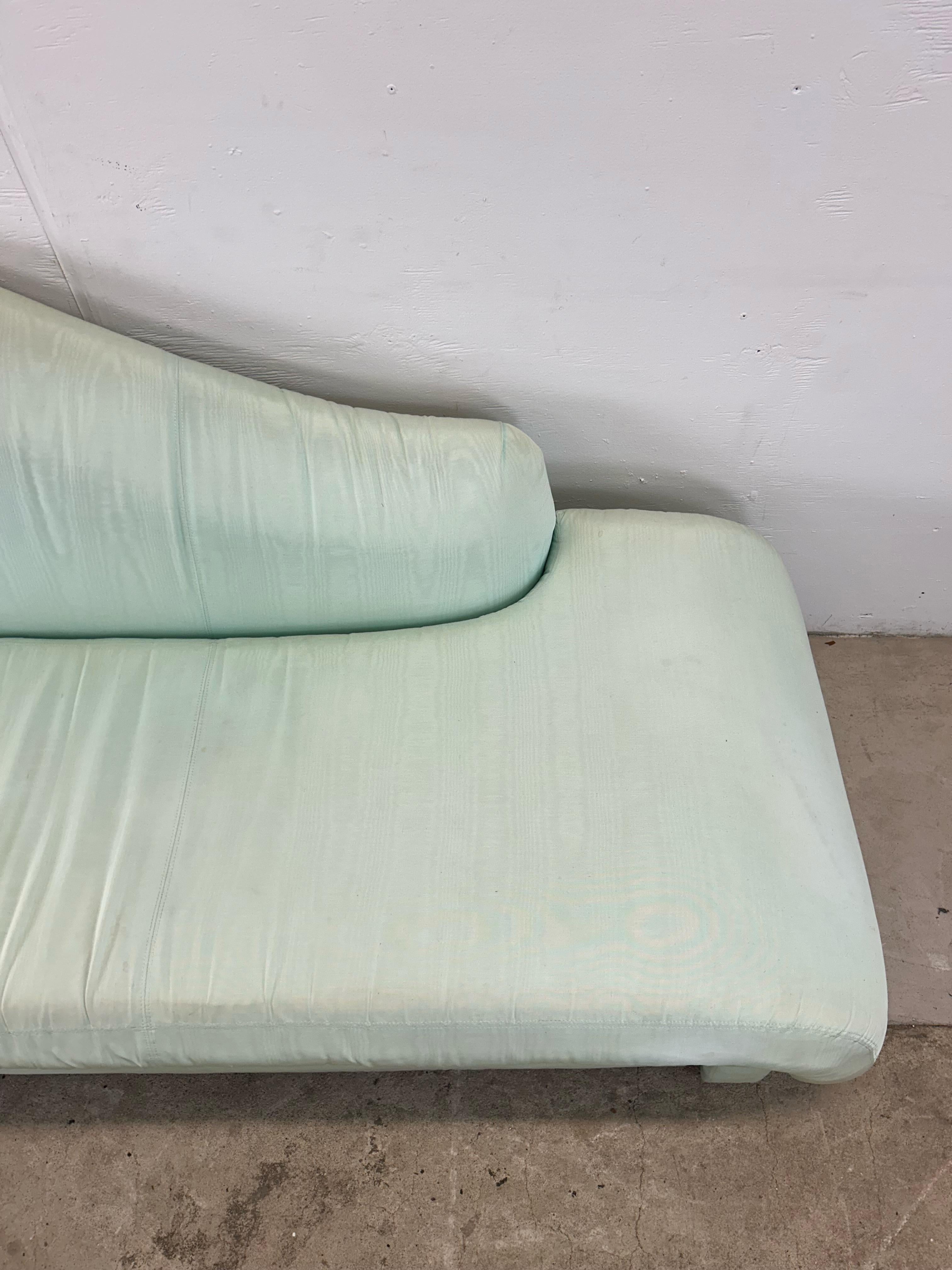 Chaise longue posmoderna espuma de mar verde siglo XX en venta