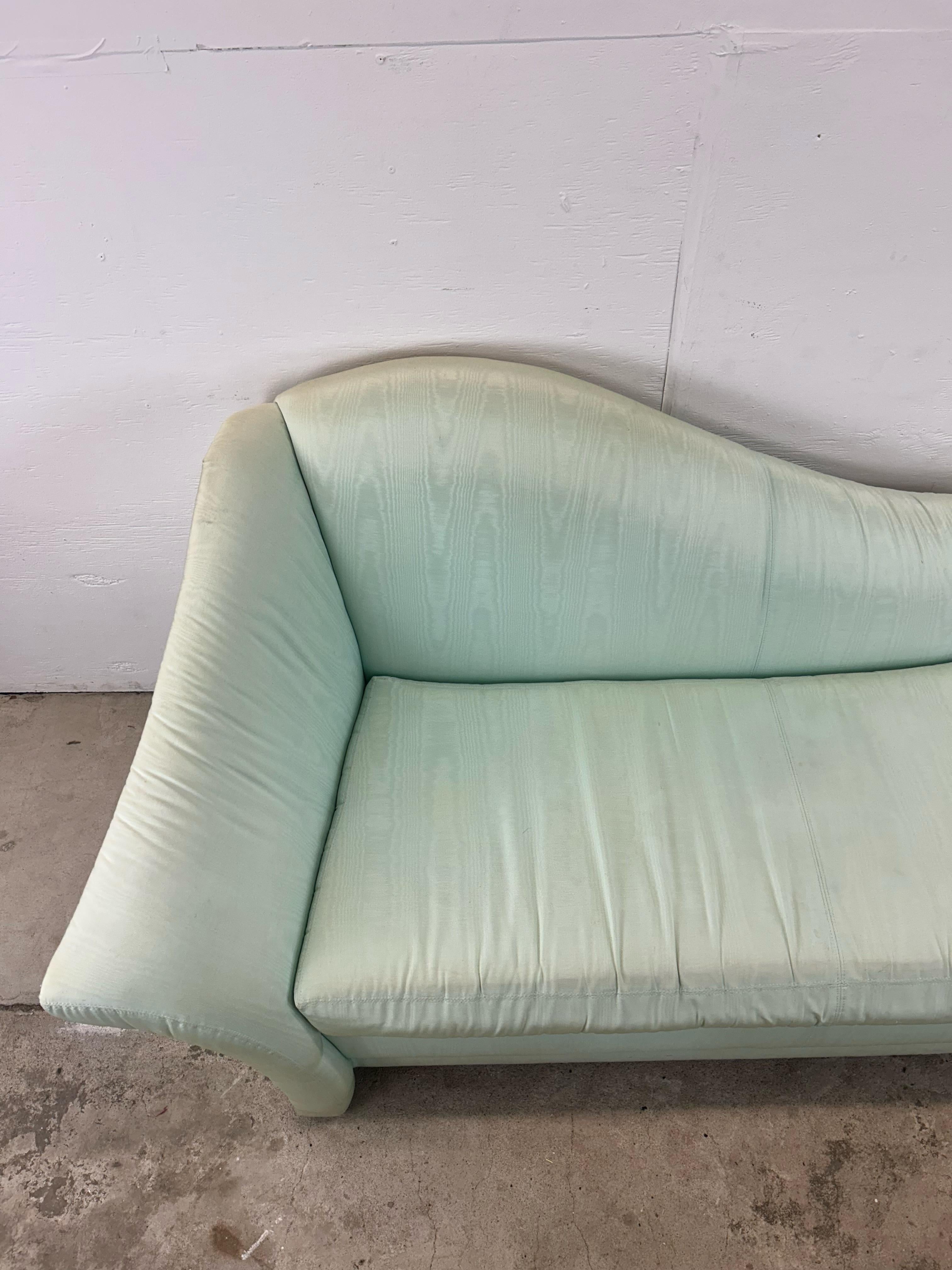 Chaise longue posmoderna espuma de mar verde Tapicería en venta