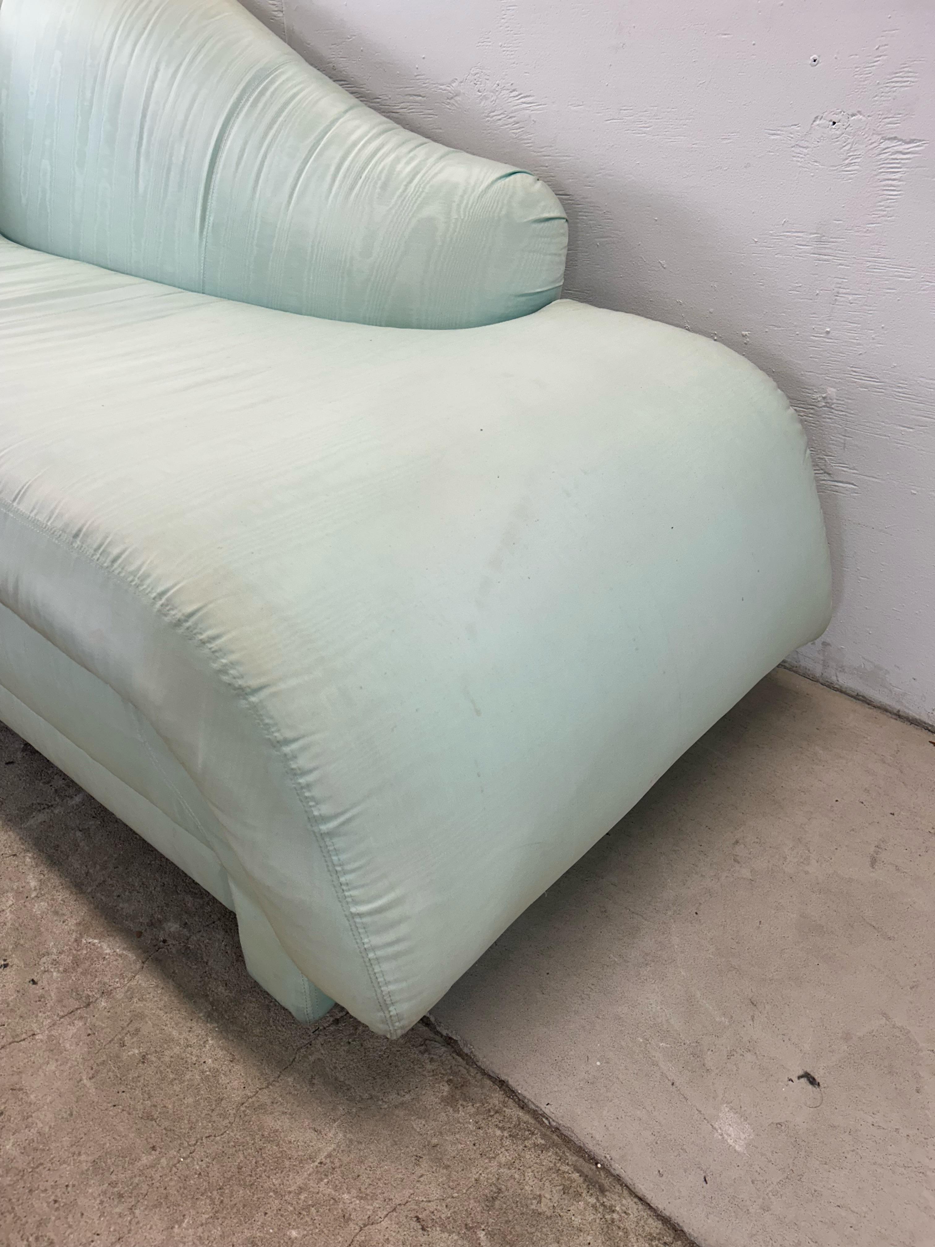 Chaise longue posmoderna espuma de mar verde en venta 2