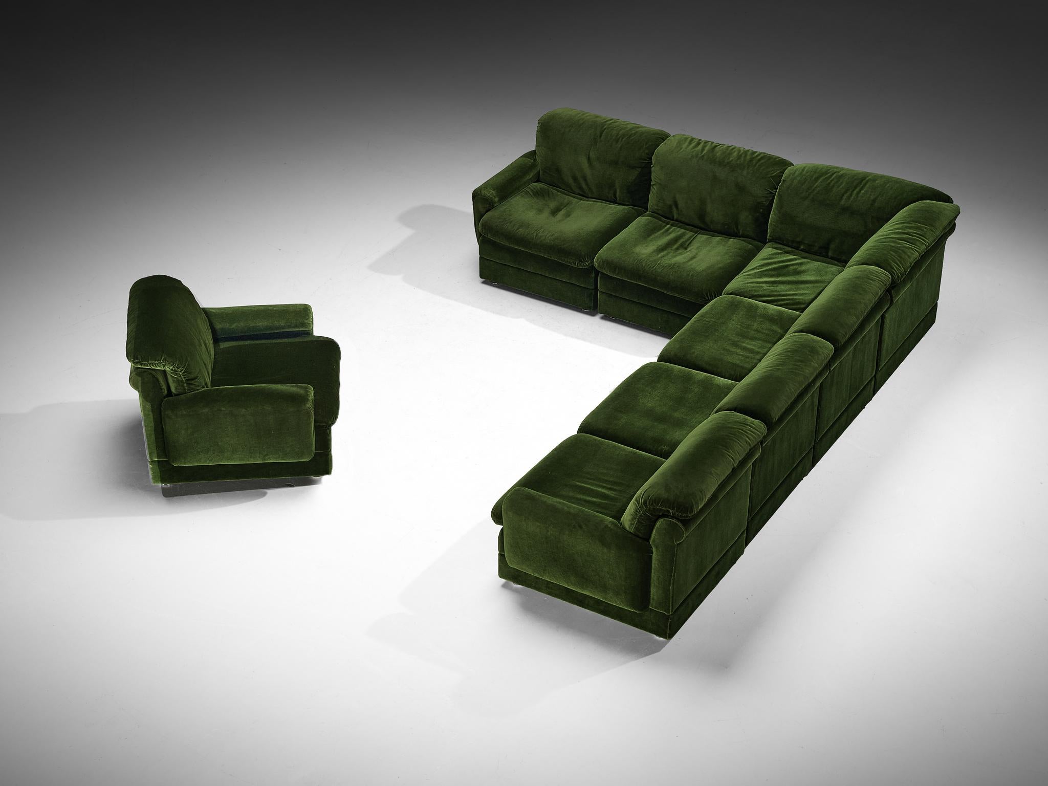 Sofá modular, tela, Europa, años 70

Este hermoso sofá modular, fabricado en Europa en los años 70, desprende comodidad y encanto. Envuelta en un suave y rico tejido verde, te invita a hundirte y relajarte. El color de esta pieza es realmente