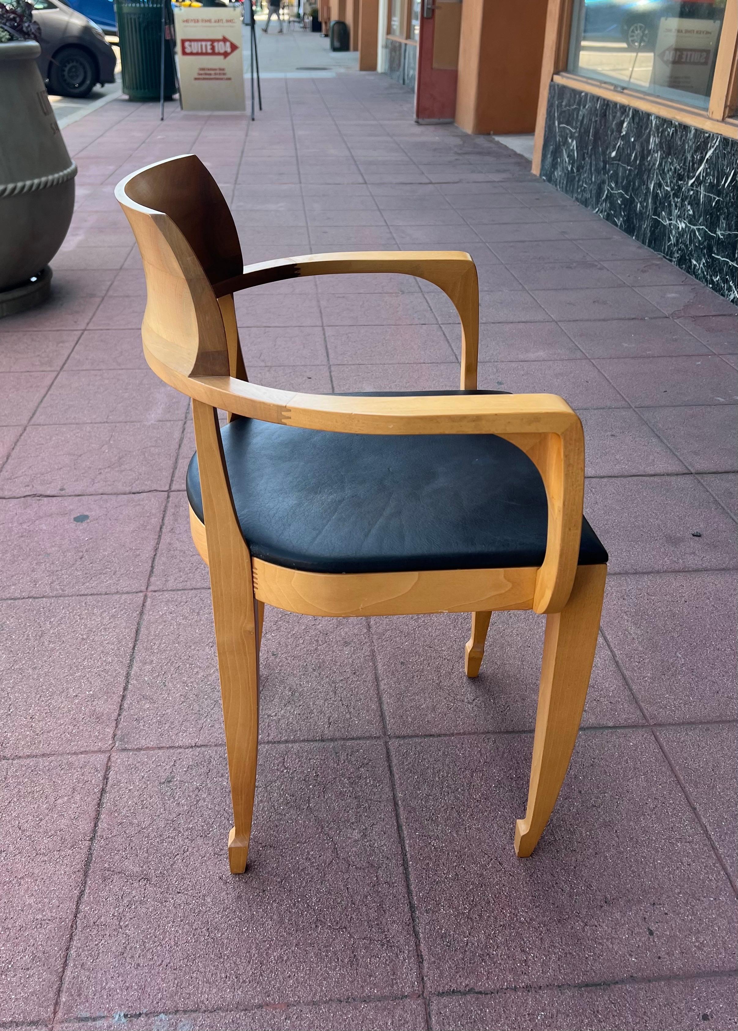 Juego posmoderno de 4 sillones Ballerina de nogal macizo By Luciano Bertoncini en venta 5