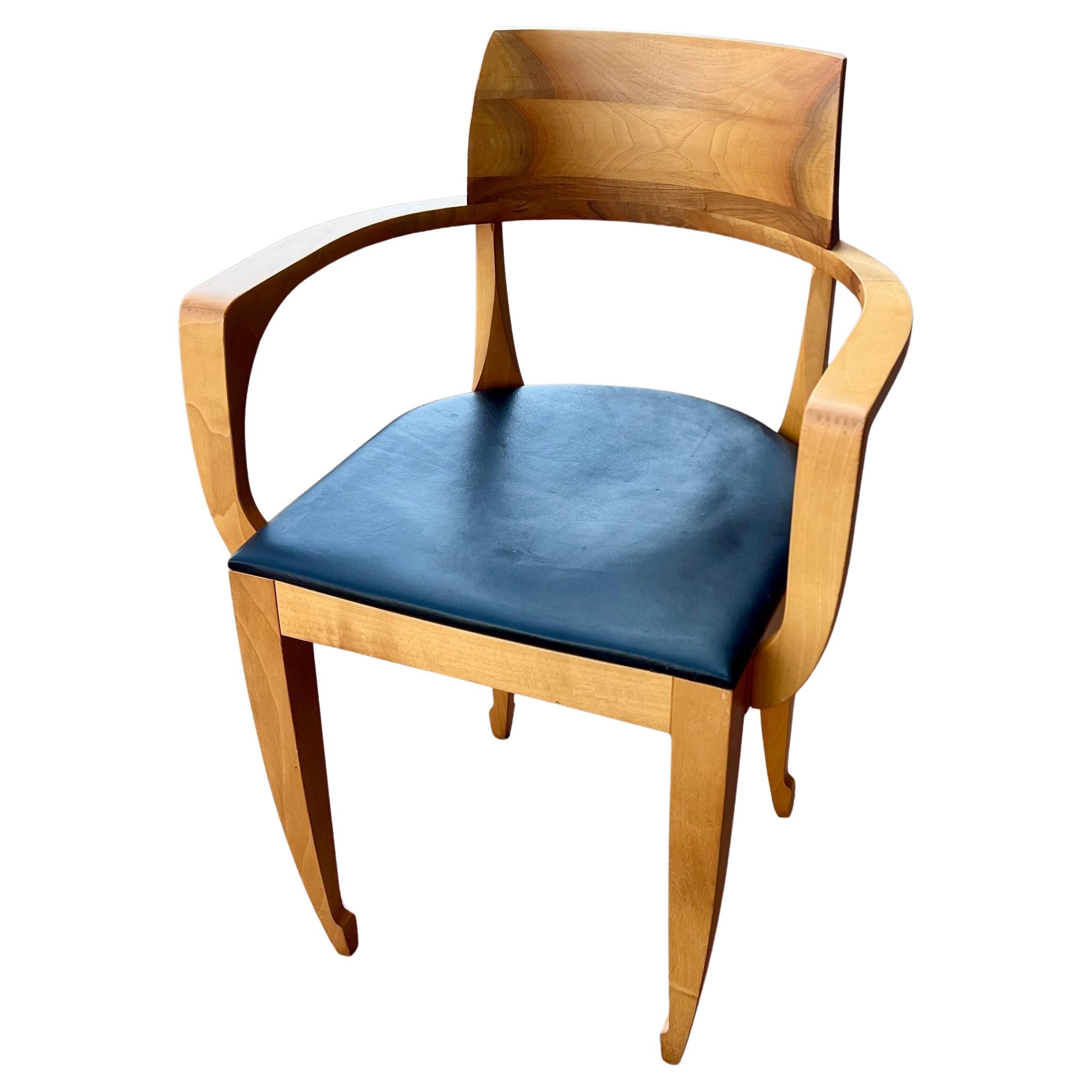 Gracioso Sillón sinuoso y elegante de 4 en nogal macizo , circa 1980's con asiento de cuero negro pies modelados con forma esbelta , llamada la silla bailarina por su forma y figura.