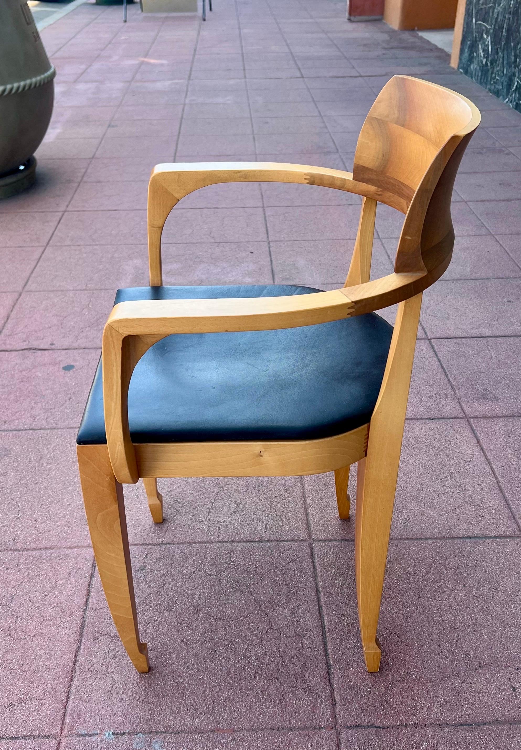 Juego posmoderno de 4 sillones Ballerina de nogal macizo By Luciano Bertoncini Posmoderno en venta