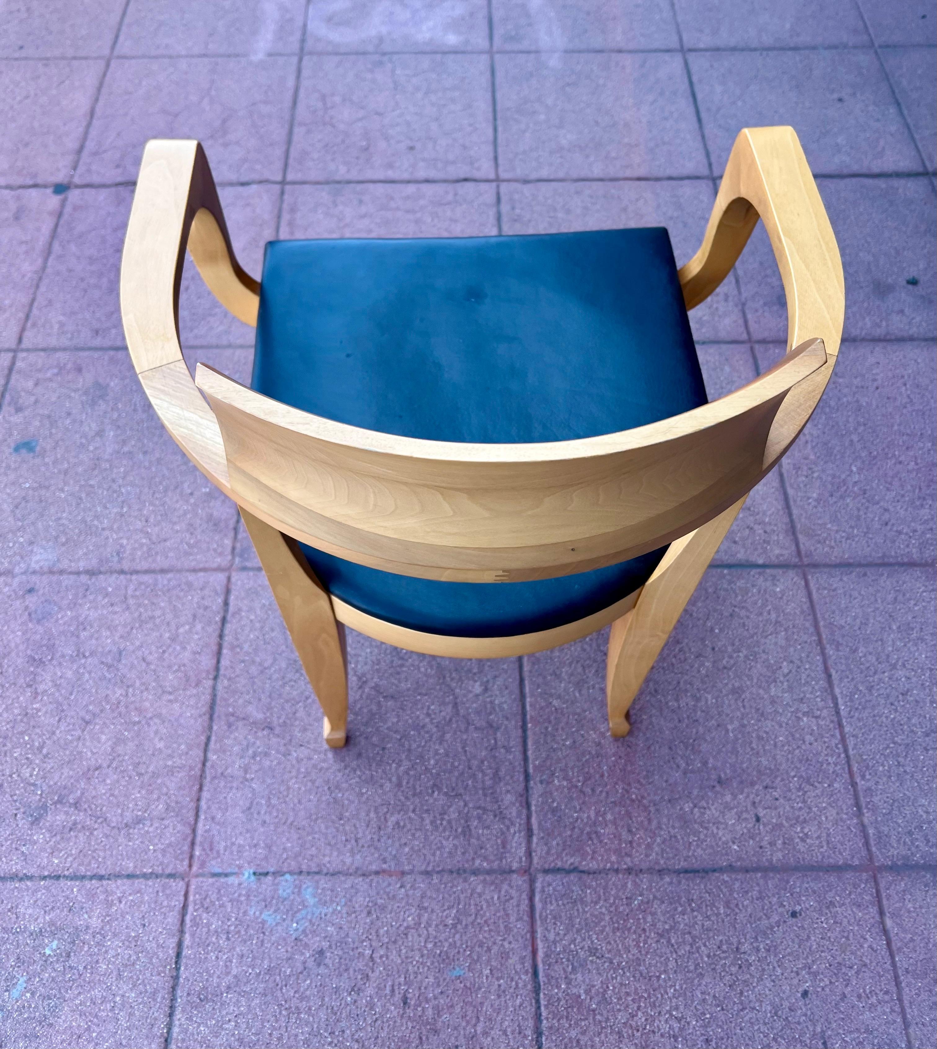 Juego posmoderno de 4 sillones Ballerina de nogal macizo By Luciano Bertoncini en Bueno estado para la venta en San Diego, CA