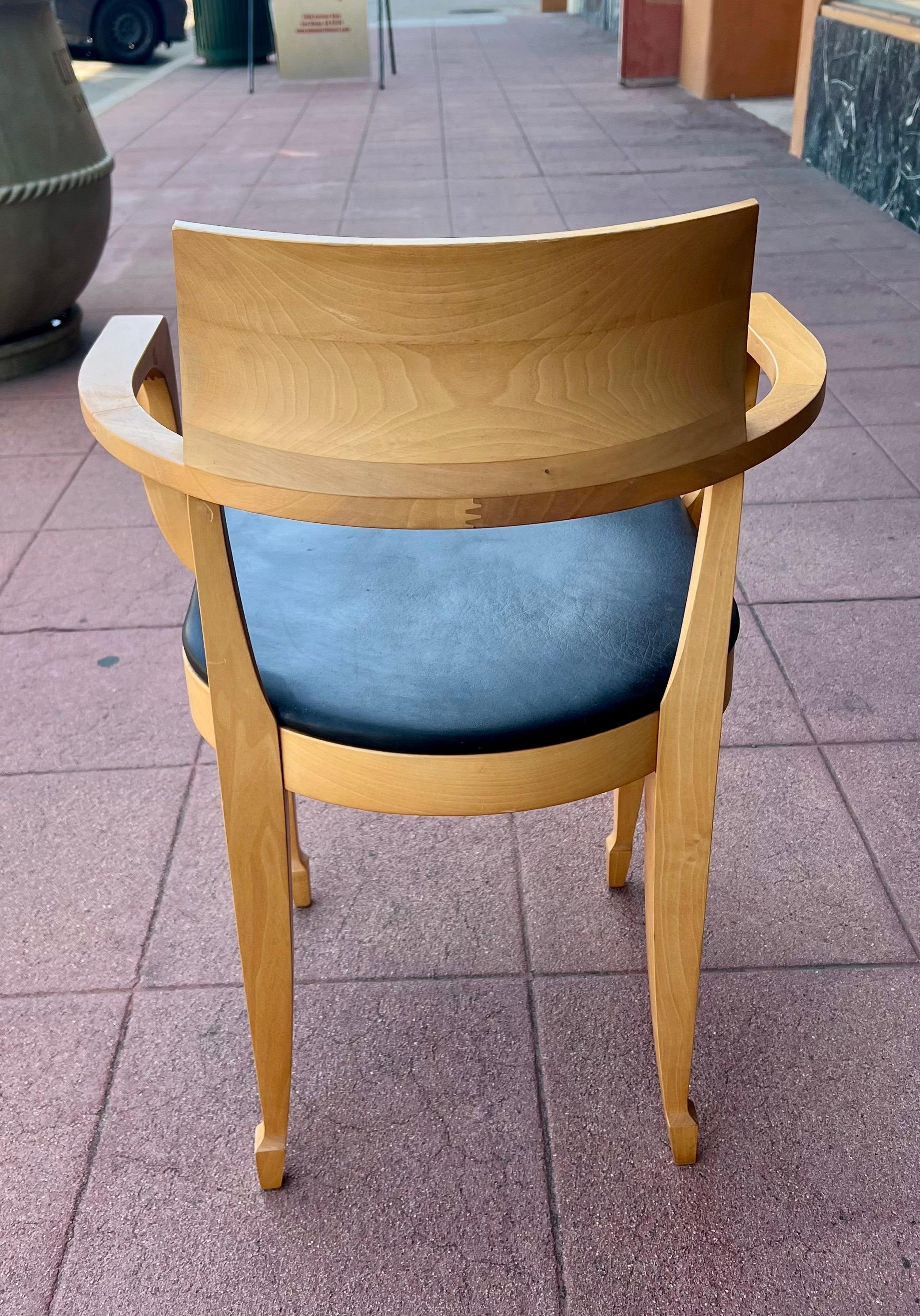 Juego posmoderno de 4 sillones Ballerina de nogal macizo By Luciano Bertoncini siglo XX en venta