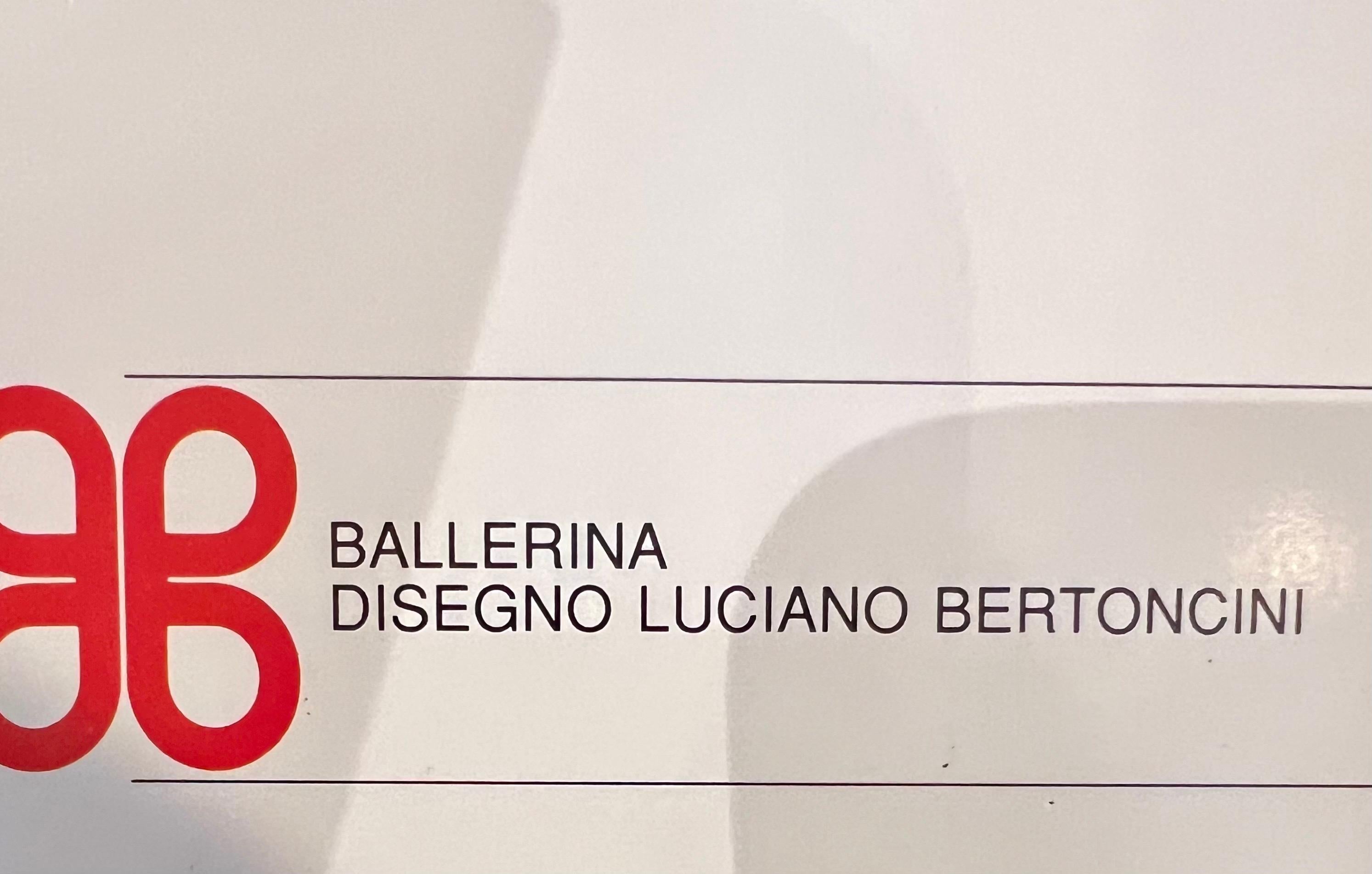 Juego posmoderno de 4 sillones Ballerina de nogal macizo By Luciano Bertoncini Cuero en venta