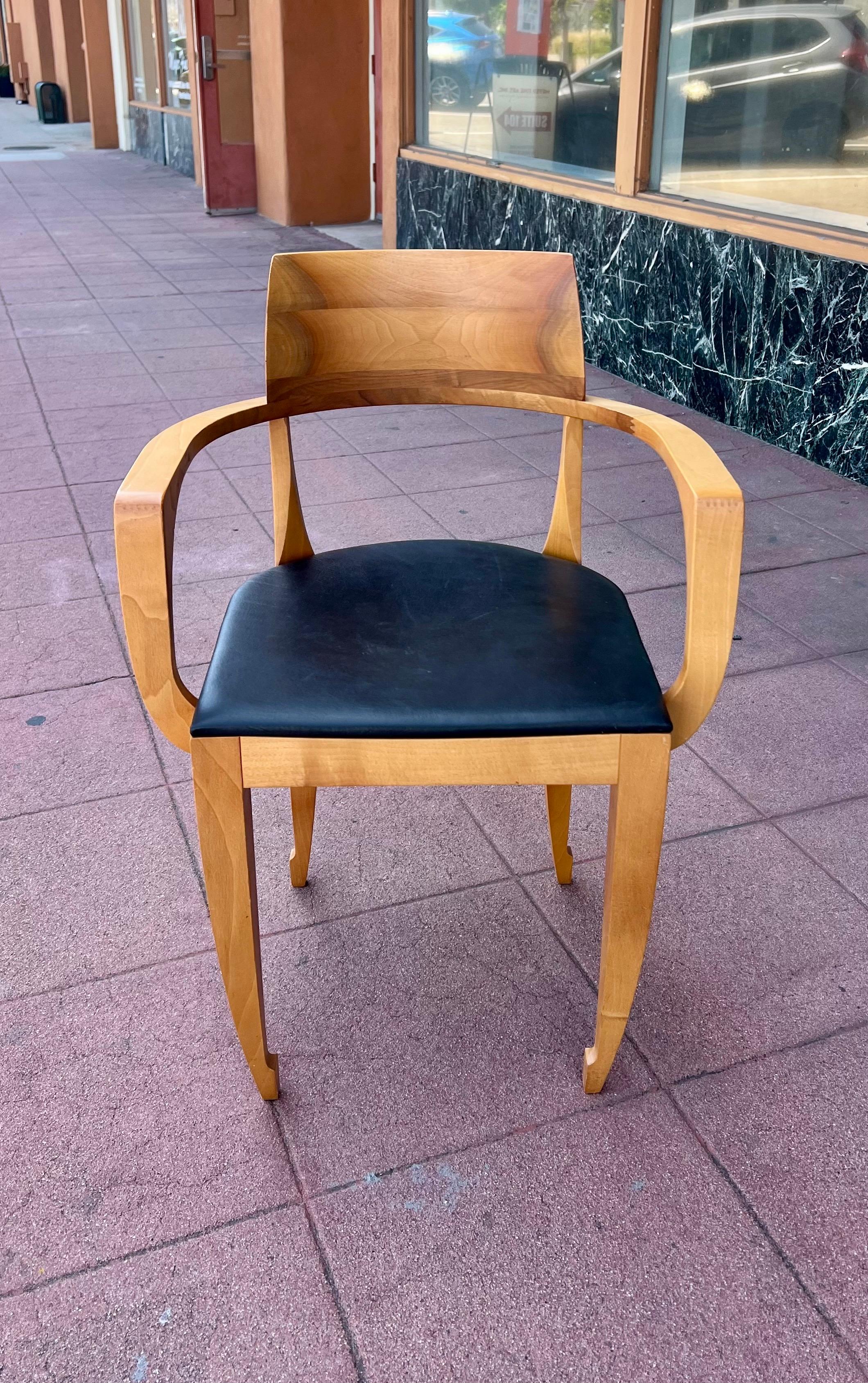 Juego posmoderno de 4 sillones Ballerina de nogal macizo By Luciano Bertoncini en venta 2