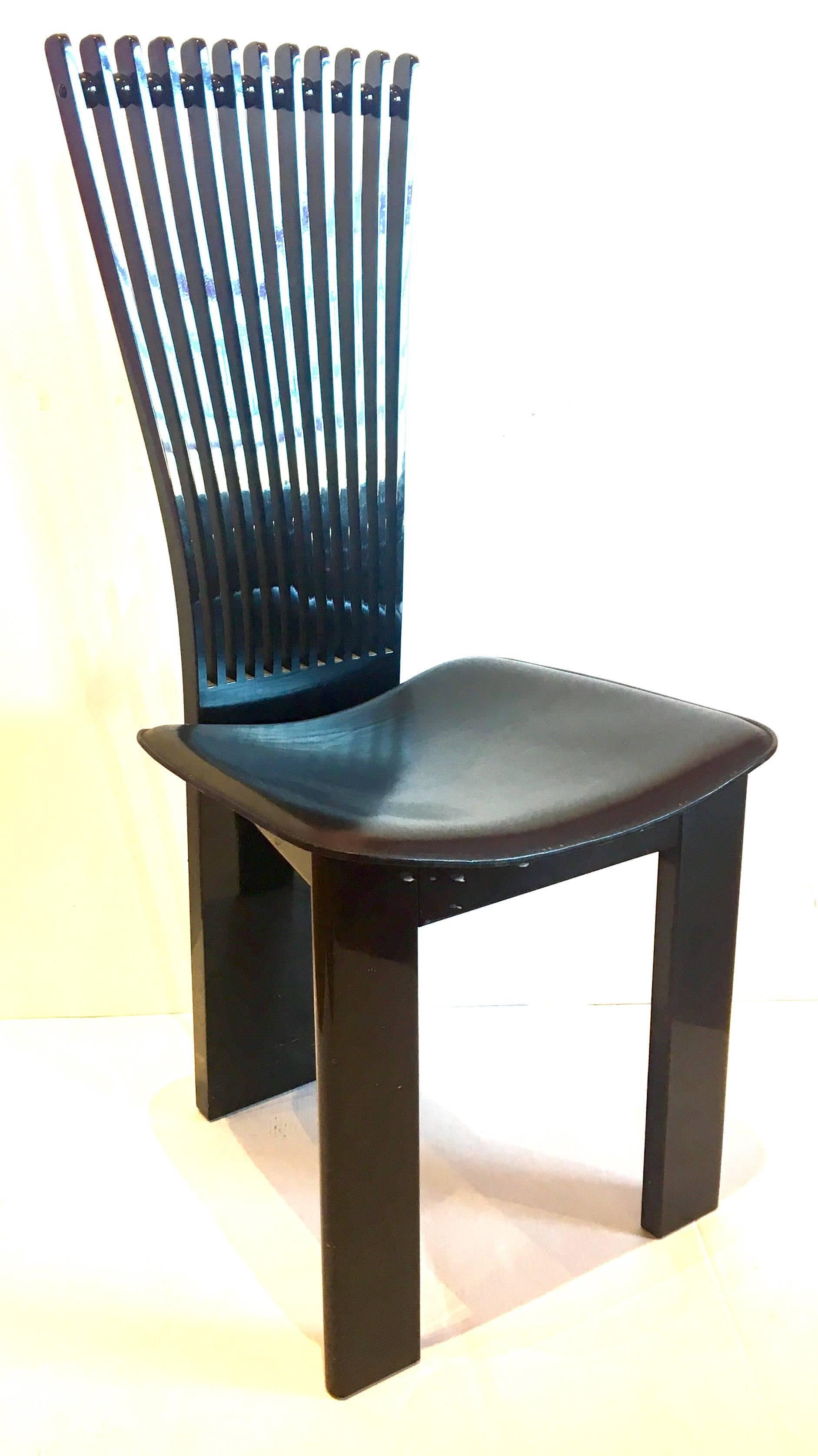 Ensemble de quatre chaises italiennes à haut dossier de Pietro Costantini, circa 1990, en finition laquée noire brillante et assise en cuir noir cousu main, chaises élégantes, solides et robustes, estampillées fabriquées en Italie par Pietro