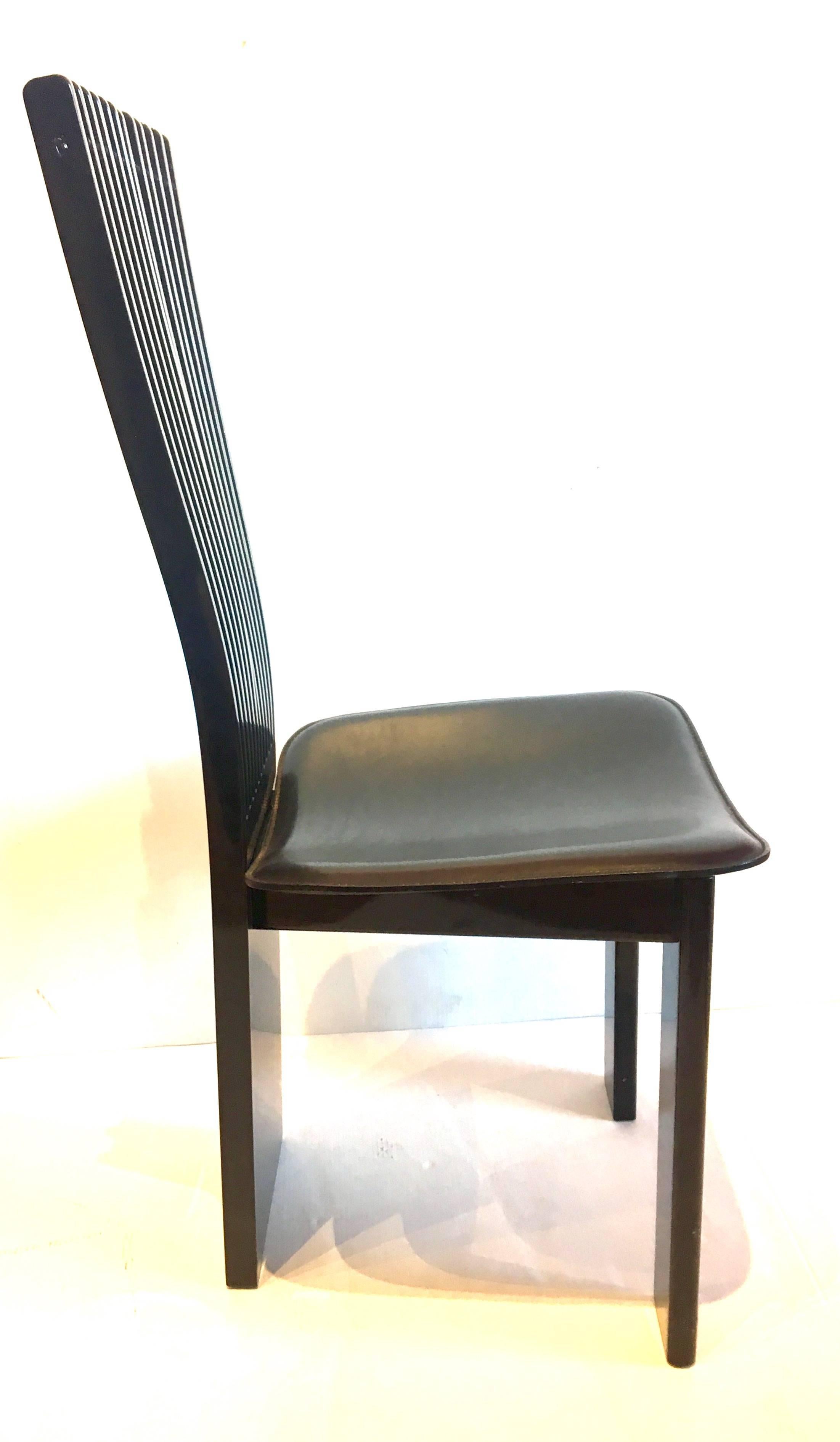 Mid-Century Modern Ensemble postmoderne de 4 chaises italiennes à dossier éventail par Pietro Costantini en vente