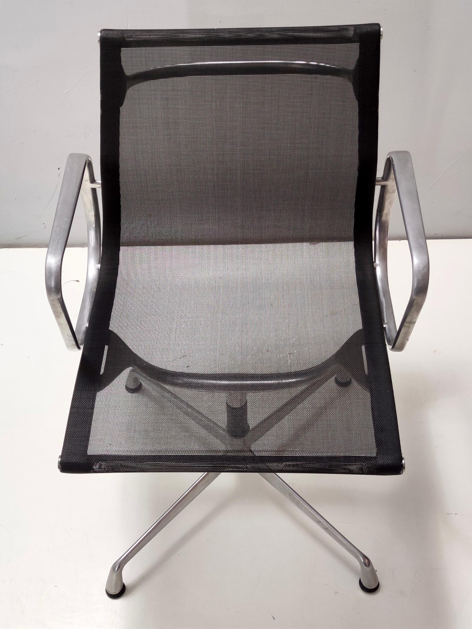 Set of Eight Black Nylon Revolving Office Chairs by Eames for Herman Miller In Good Condition For Sale In Bresso, Lombardy