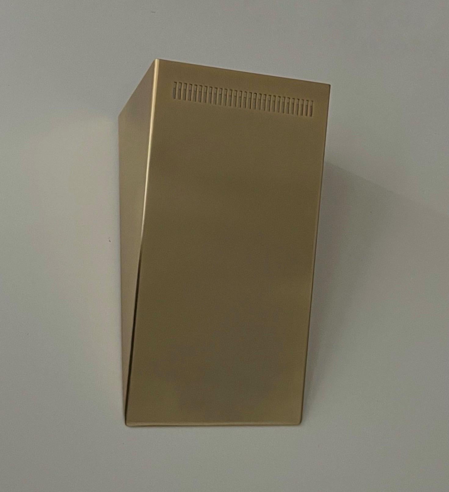 Postmoderner Satz von acht Wandleuchtern aus Goldmetall von Estiluz, Barcelona, 1990er Jahre im Zustand „Hervorragend“ im Angebot in Badajoz, Badajoz