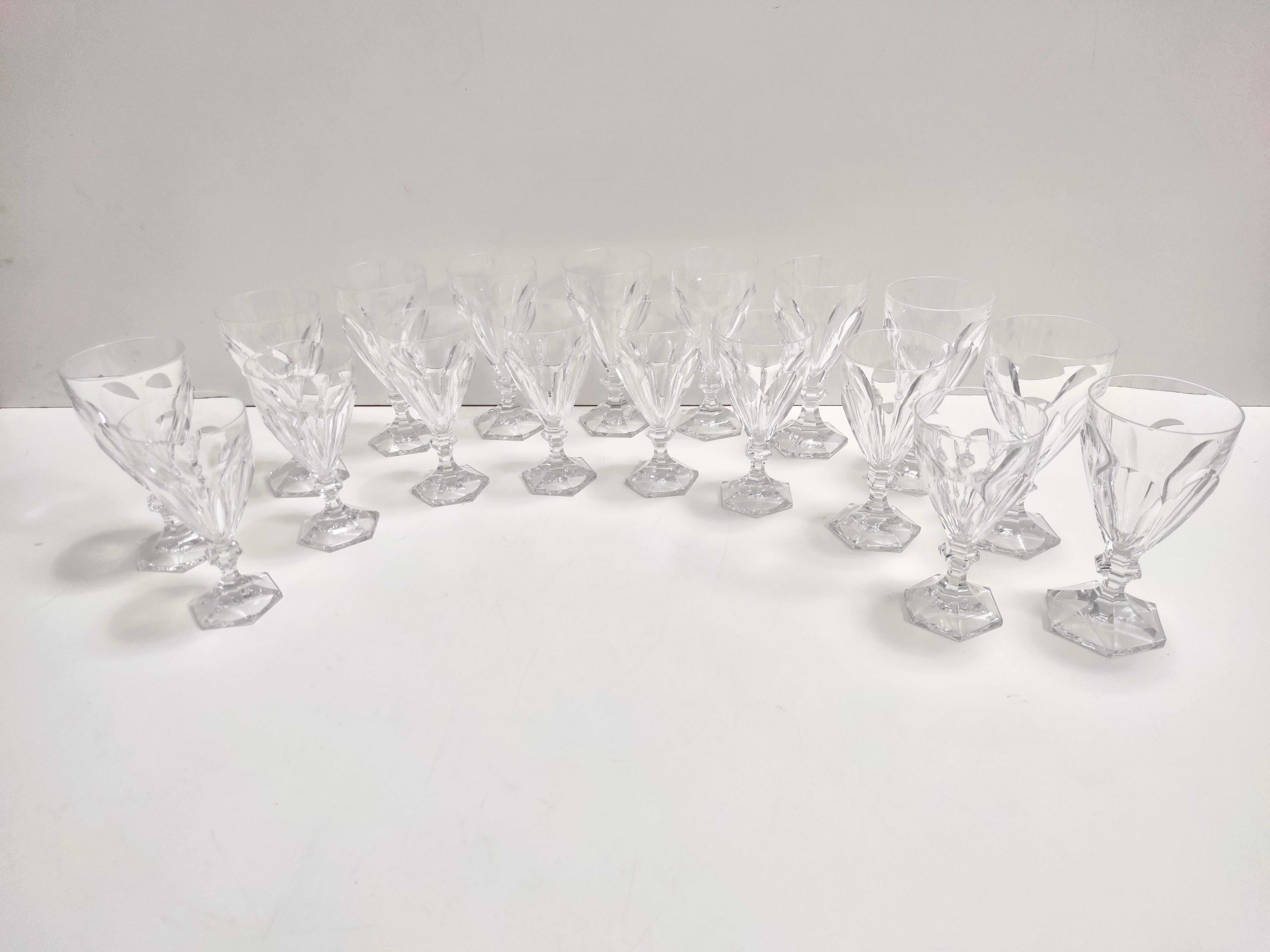 Postmodernes Set von achtzehn Trinkgläsern aus massivem Kristall von Kosta Boda, Schweden (Schwedisch) im Angebot