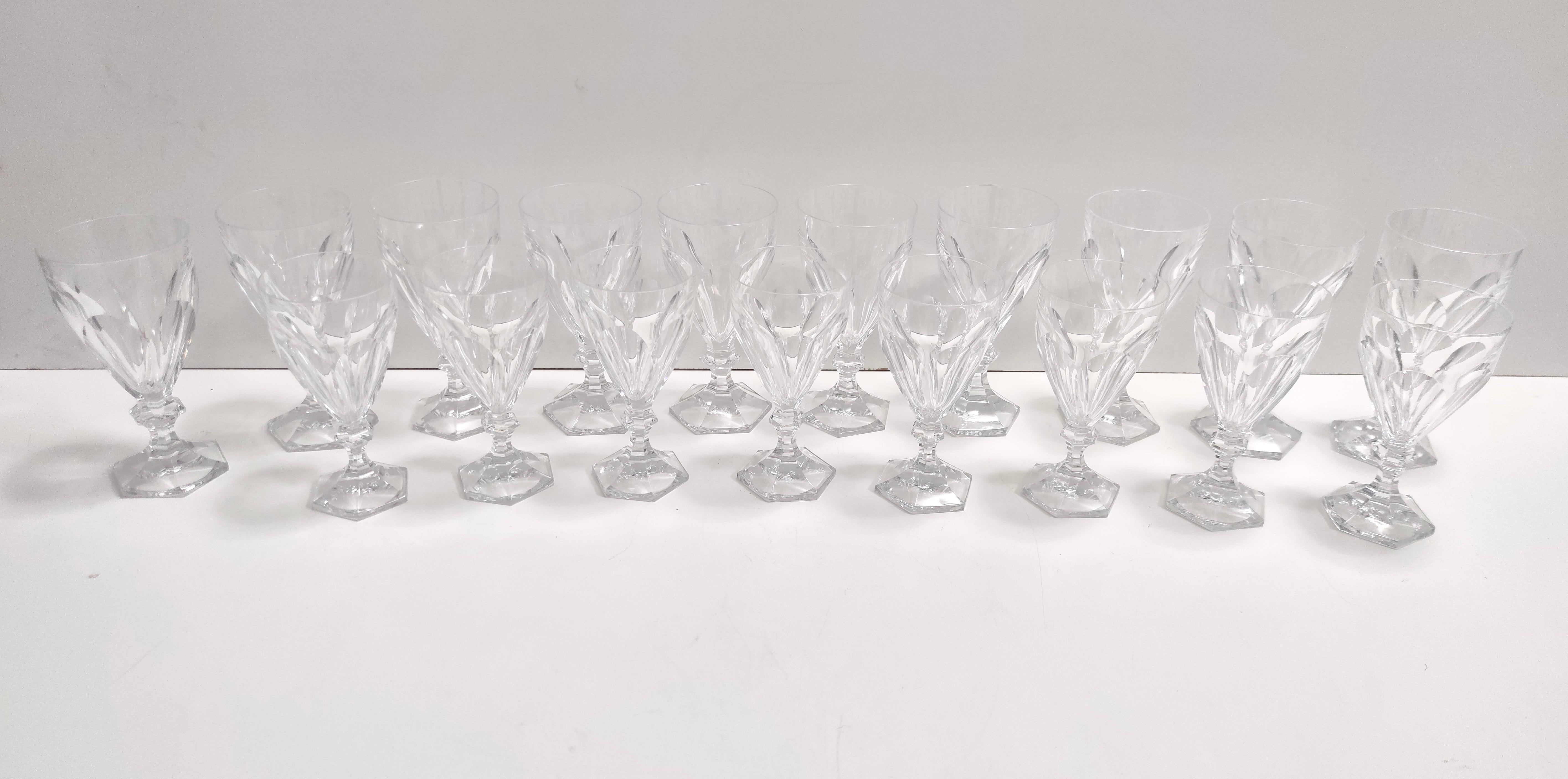 Postmodernes Set von achtzehn Trinkgläsern aus massivem Kristall von Kosta Boda, Schweden im Zustand „Hervorragend“ im Angebot in Bresso, Lombardy