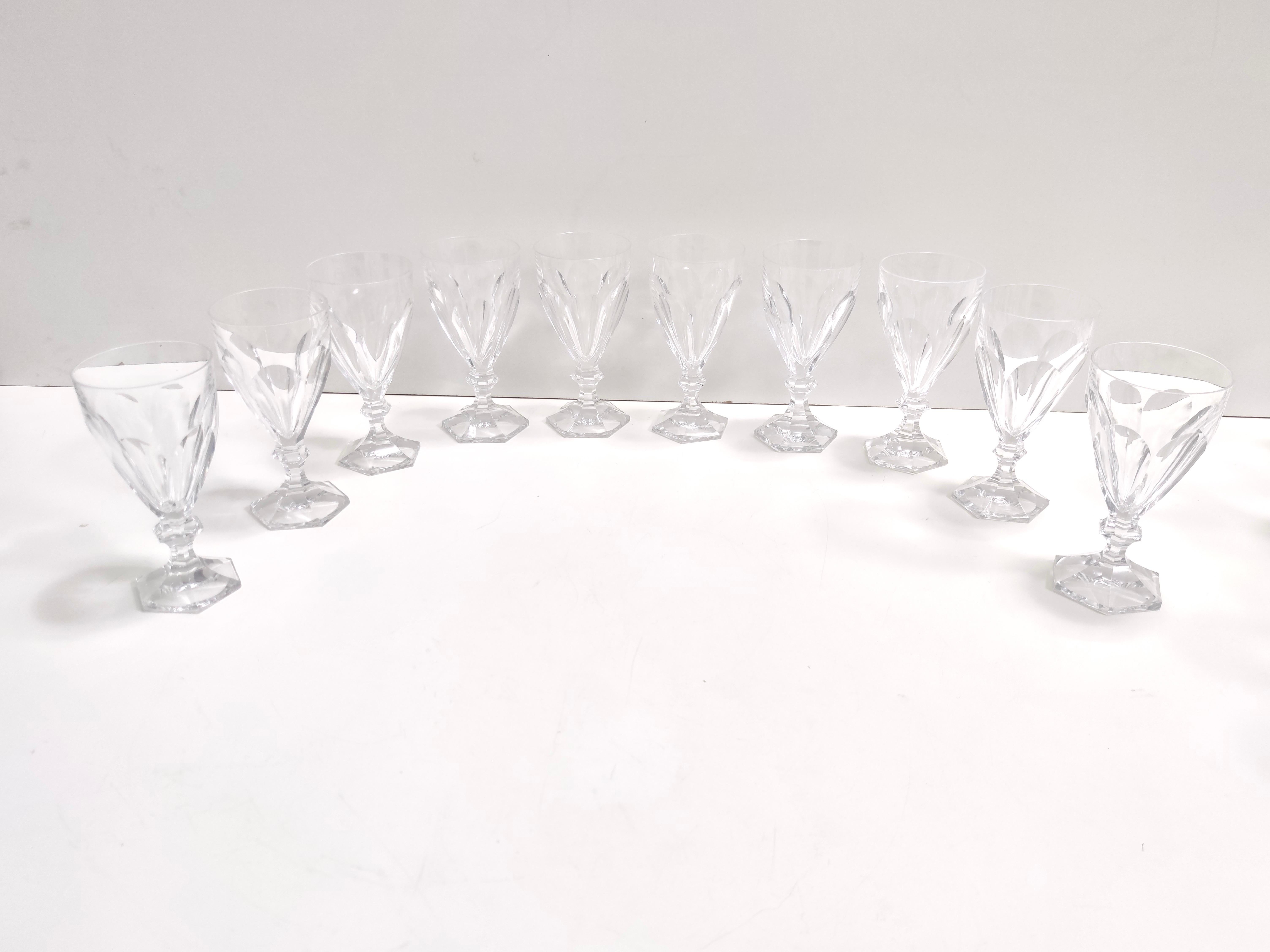 Postmodernes Set von achtzehn Trinkgläsern aus massivem Kristall von Kosta Boda, Schweden (Ende des 20. Jahrhunderts) im Angebot