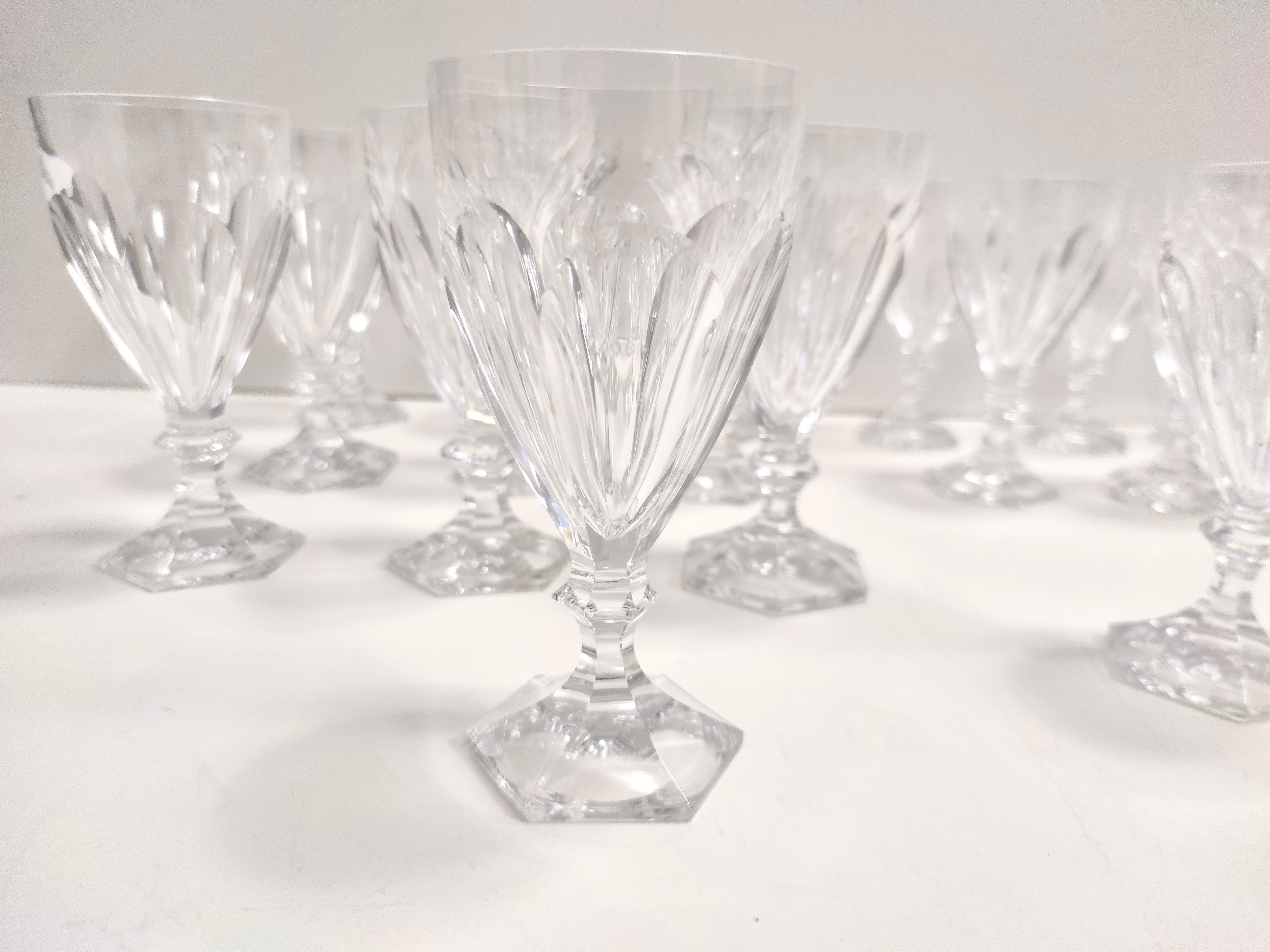 Postmodernes Set von achtzehn Trinkgläsern aus massivem Kristall von Kosta Boda, Schweden (Glas) im Angebot