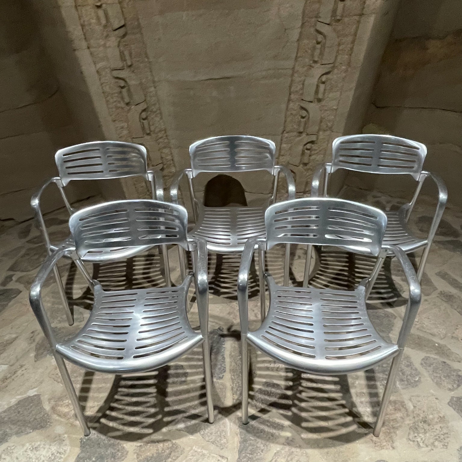 AMBIANIC presents
Contemporary Modernist 1980s Set of 5 Iconic Toledo Stacking chairs in aluminum.
designed by Jorge Pensi Amat-3 Spain for Knoll
Organic and streamlined shape in lightweight cast aluminum.
Dye cast aluminum is secured with machine