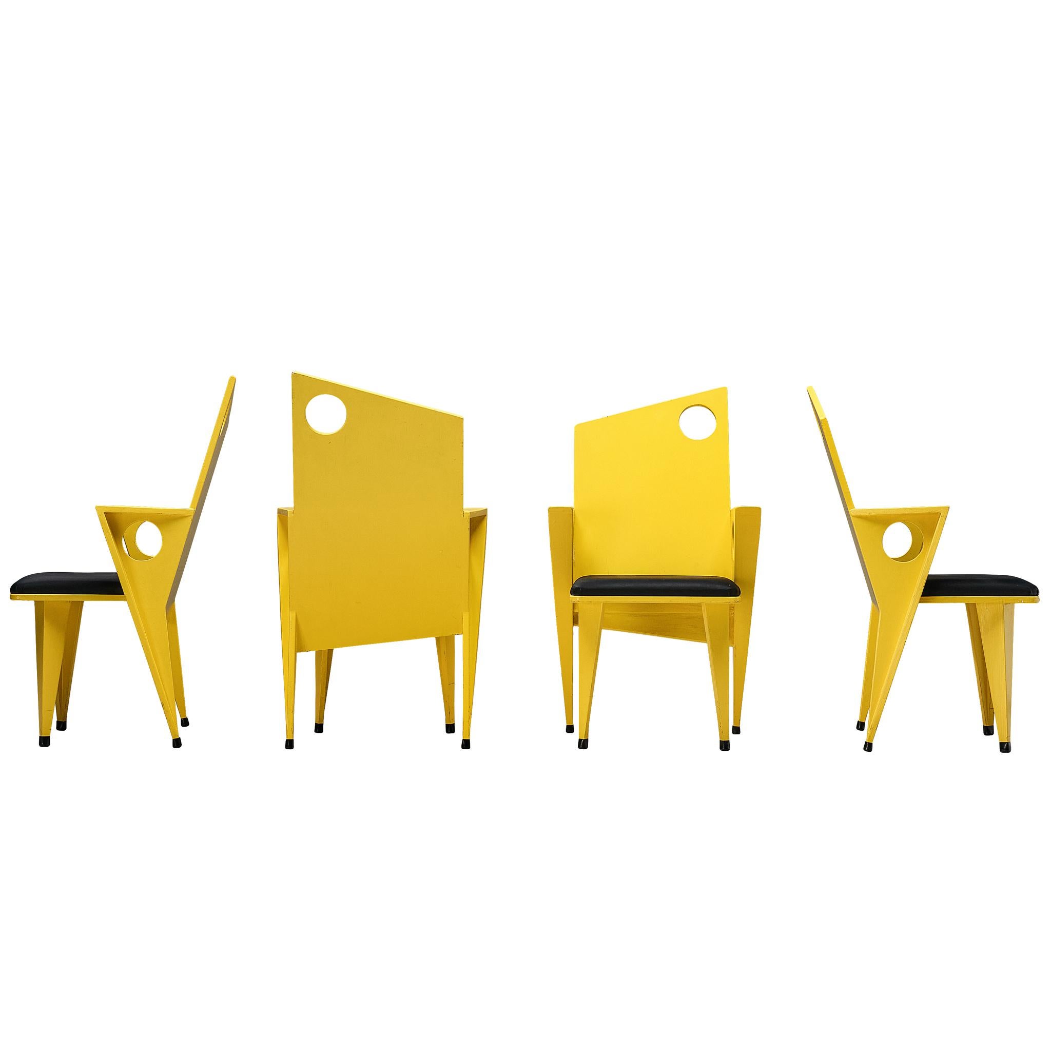 Postmoderner Satz von vier Sesseln mit lebhaftem gelbem Rahmen