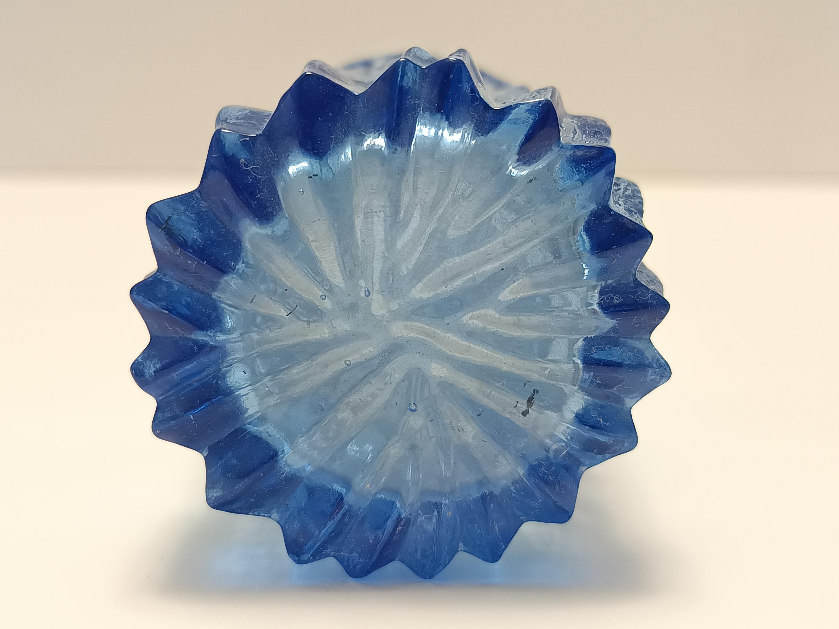 Set postmoderno di sei bicchieri da bere in cristallo blu fatti a mano in vendita 3